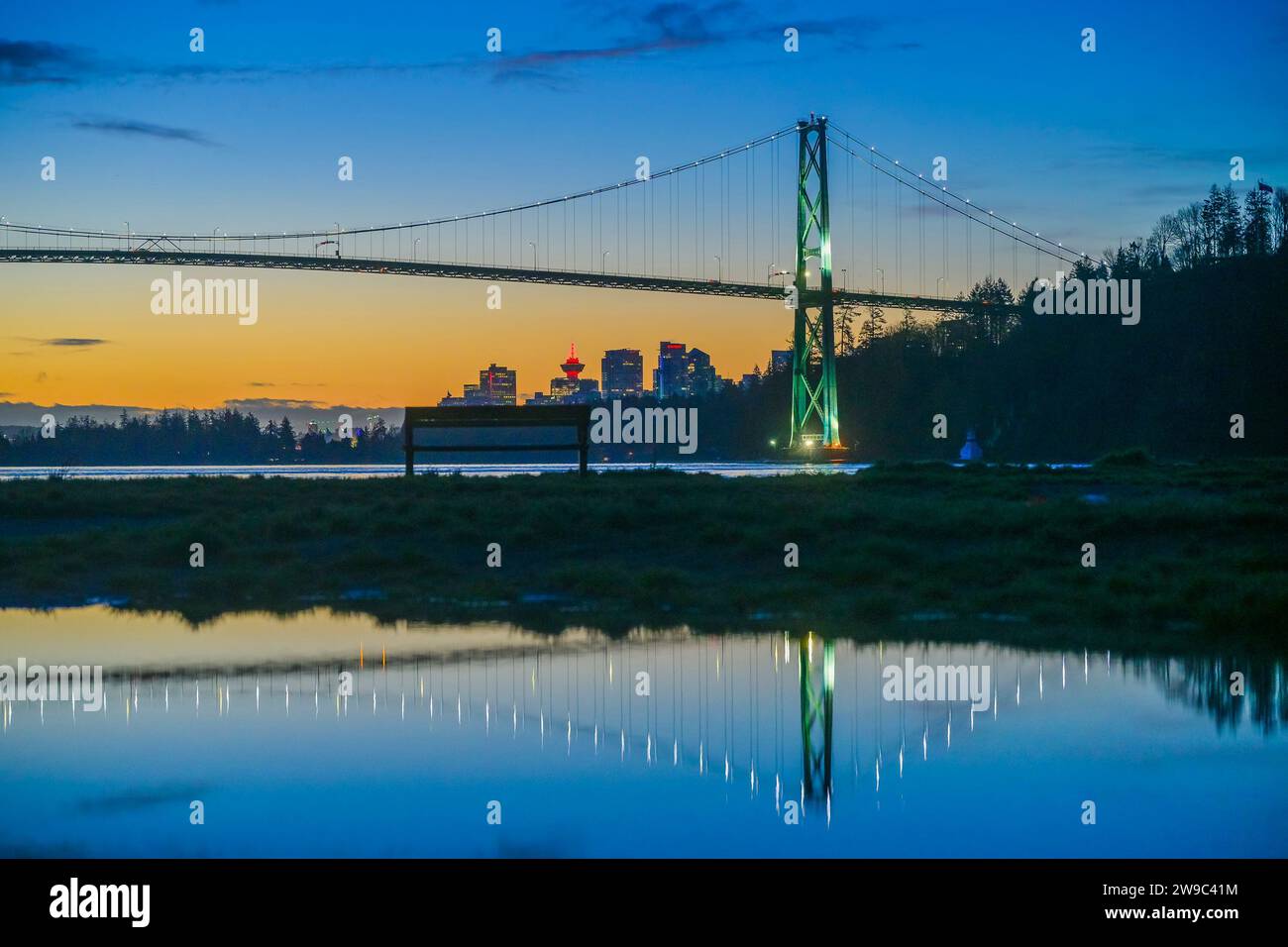 Lions Gate Bridge Reflection, Ambleside Beach, West Vancouver, British Columbia, Kanada Stockfoto