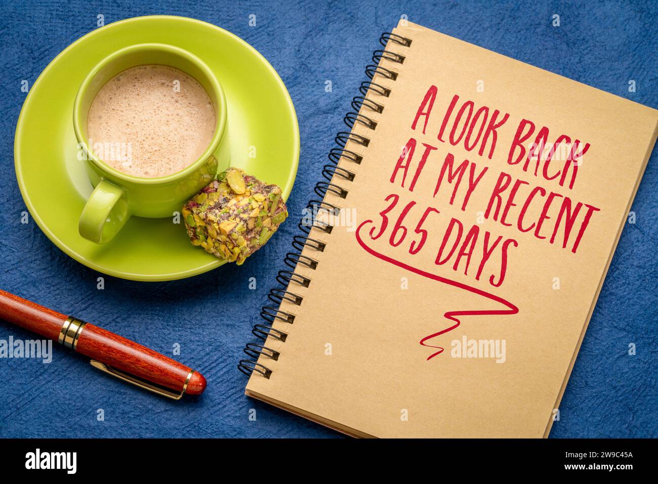 Ein Blick zurück auf meine letzten 365 Tage - eine Notiz in einem Spiralnotizbuch mit Kaffee, Rückblick zum Jahresende Stockfoto