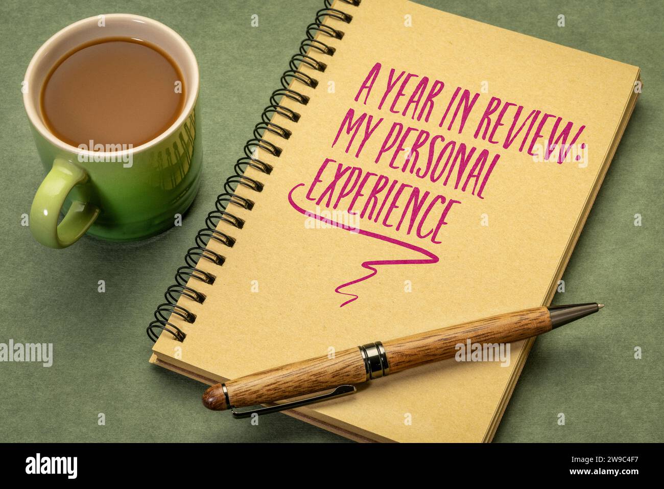 Ein Jahr im Rückblick: Meine persönliche Erfahrung - eine Notiz in einem Spiralheft mit Kaffee, Jahresendrückblick Stockfoto