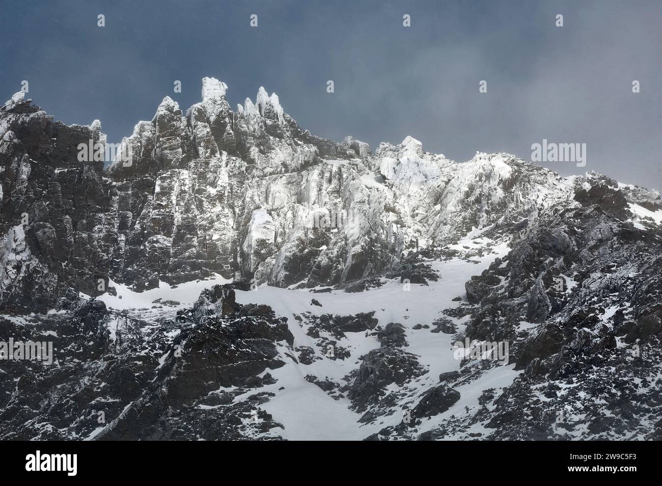 Berge im Winter, Eis auf Klippen Stockfoto