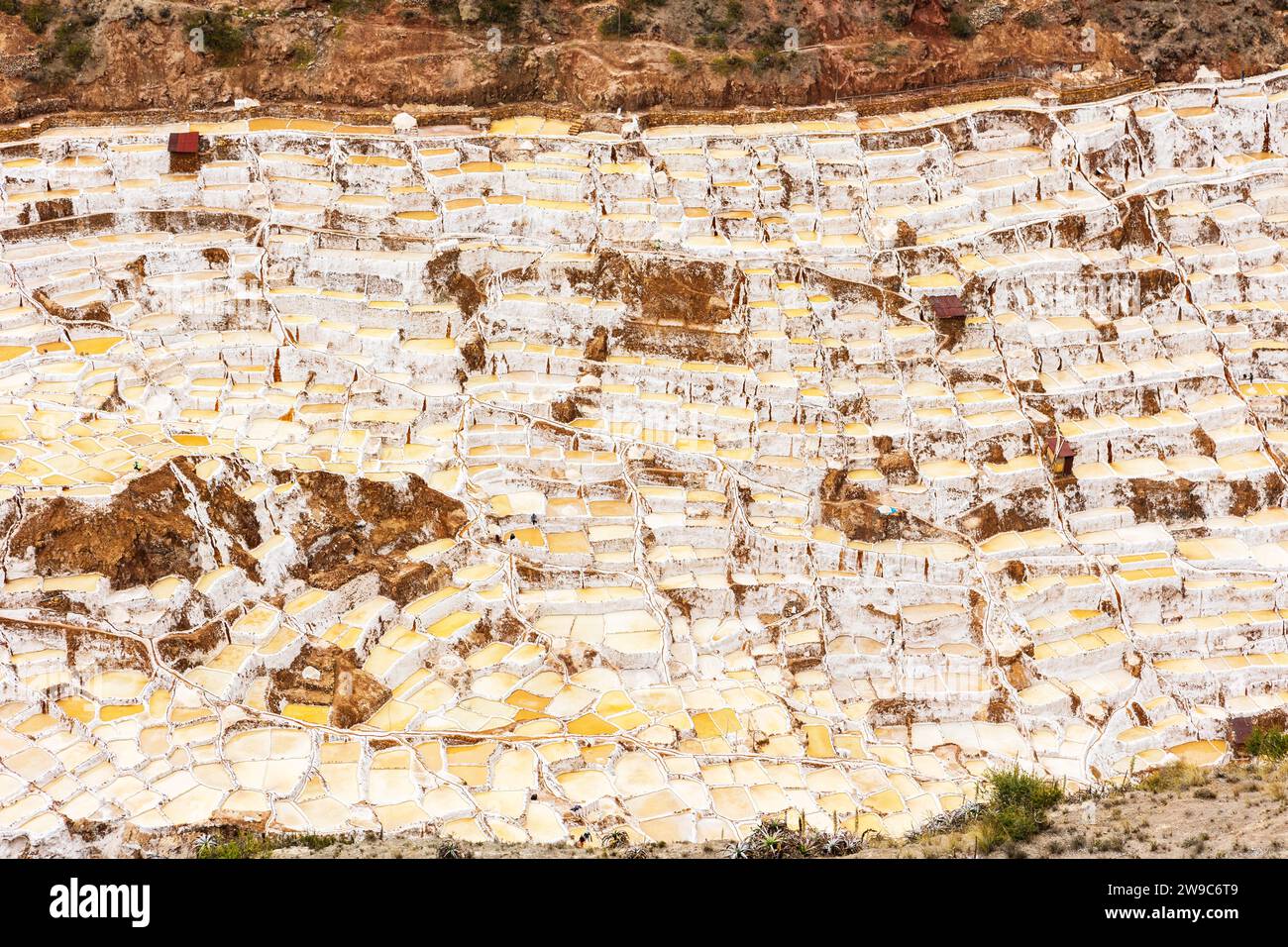 Blick auf die natürlichen Salzbecken in Las Salineras de Maras, Peru Stockfoto