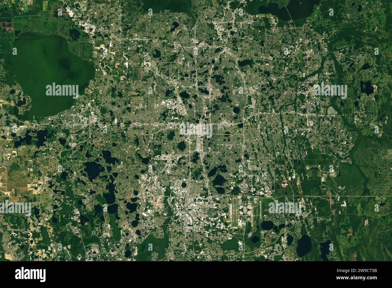 Florida, USA. September 2023. Mit durchschnittlichen Sommertemperaturen über 80 Grad Fahrenheit und Wintertemperaturen über 60 Grad F ist Florida der wärmste Bundesstaat in den angrenzenden USA. Die milden Winter sind ein Magnet für Rentner und Schneevögel und haben auch eine Reihe von Stadtnamen im Sunshine State beeinflusst. Von den mehr als 19.000 Städten in den USA haben 12 Winter in ihrem Namen, so der Orlando Sentinel. Fünf befinden sich in Florida und drei sind 20 Minuten von der Innenstadt von Orlando entfernt. Am 23. September 2023 nahm der OLI-2 (Operational Land Imager-2) auf Landsat 9 dieses Bild von Th auf Stockfoto