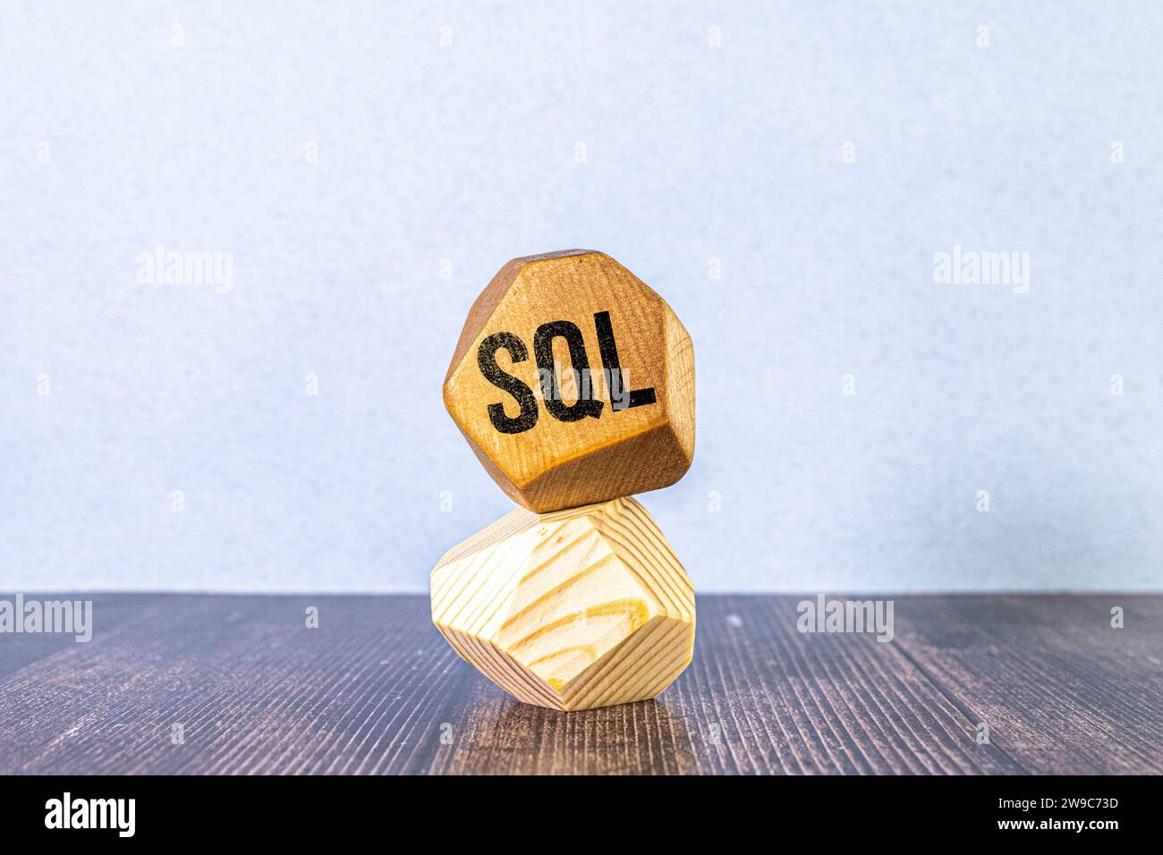 Holzwürfel mit Text sql - kurz für strukturierte Abfragesprache. Gelber Hintergrund Stockfoto