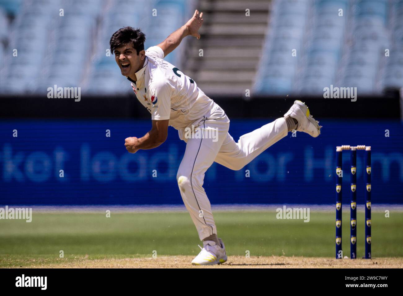 Melbourne, Australien, 26. Dezember 2023. Mir Hamza of Pakistan Bowls während des ersten Boxing Day Test Matches zwischen Australien und Pakistan am 26. Dezember 2023 auf dem Melbourne Cricket Ground in Melbourne, Australien. Quelle: Santanu Banik/Speed Media/Alamy Live News Stockfoto