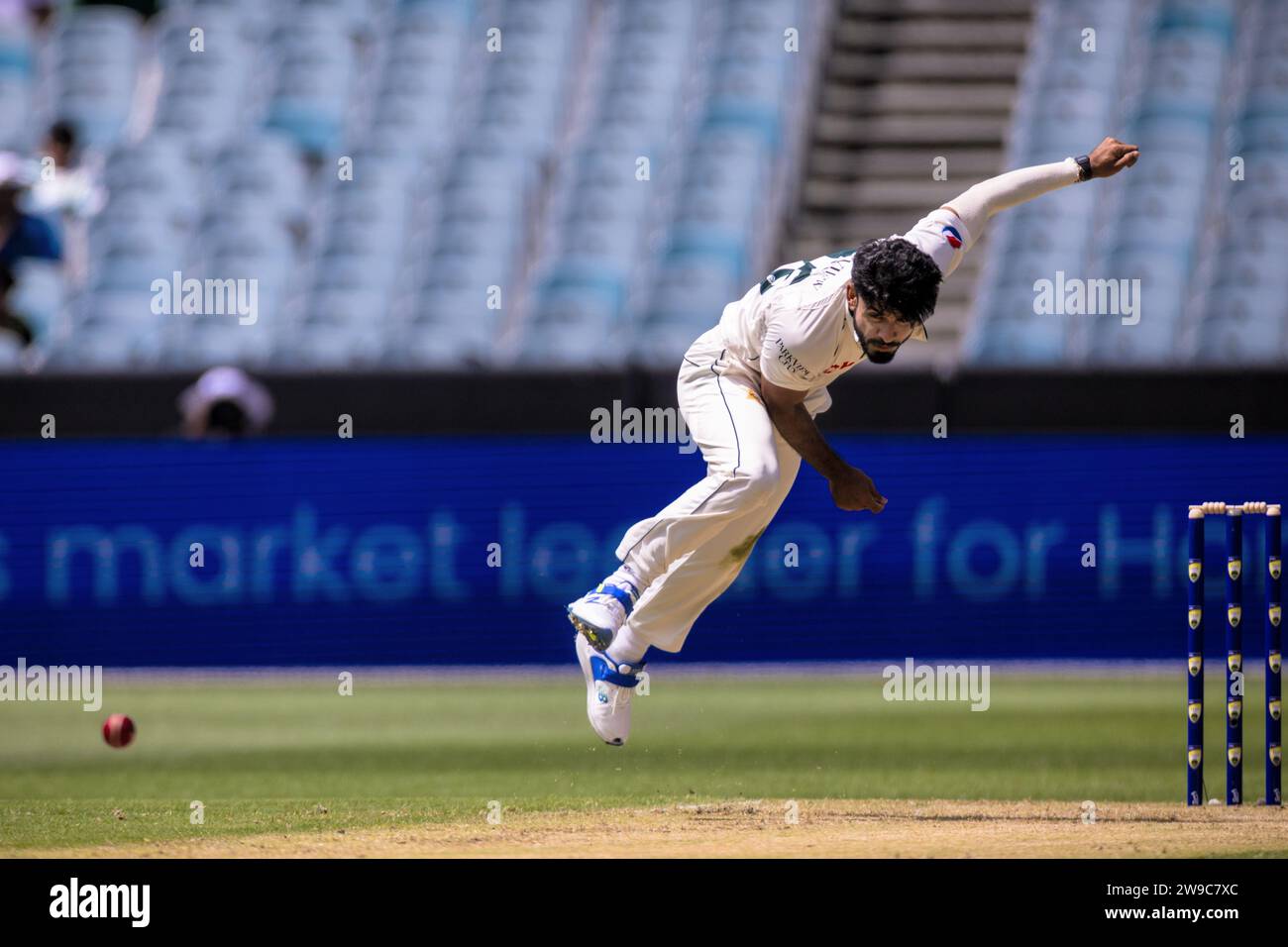 Melbourne, Australien, 26. Dezember 2023. Aamir Jamal of Pakistan Bowls am 1. Tag des Boxing Day Test Matches zwischen Australien und Pakistan am 26. Dezember 2023 auf dem Melbourne Cricket Ground in Melbourne, Australien. Quelle: Santanu Banik/Speed Media/Alamy Live News Stockfoto