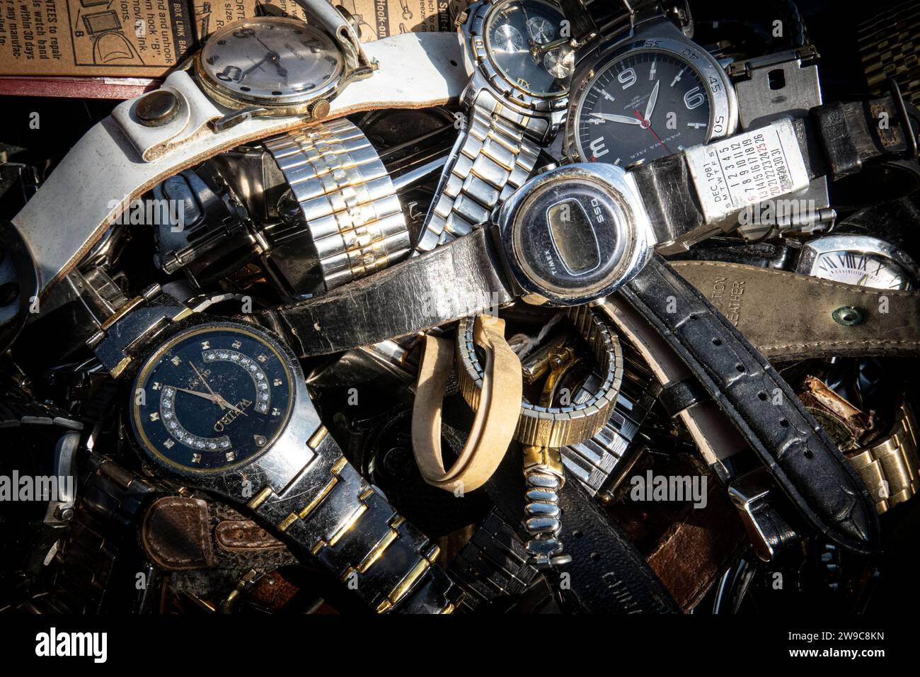 Stillleben Foto einer Sammlung alter Uhren, die auf einem Flohmarkt gefunden wurden Stockfoto