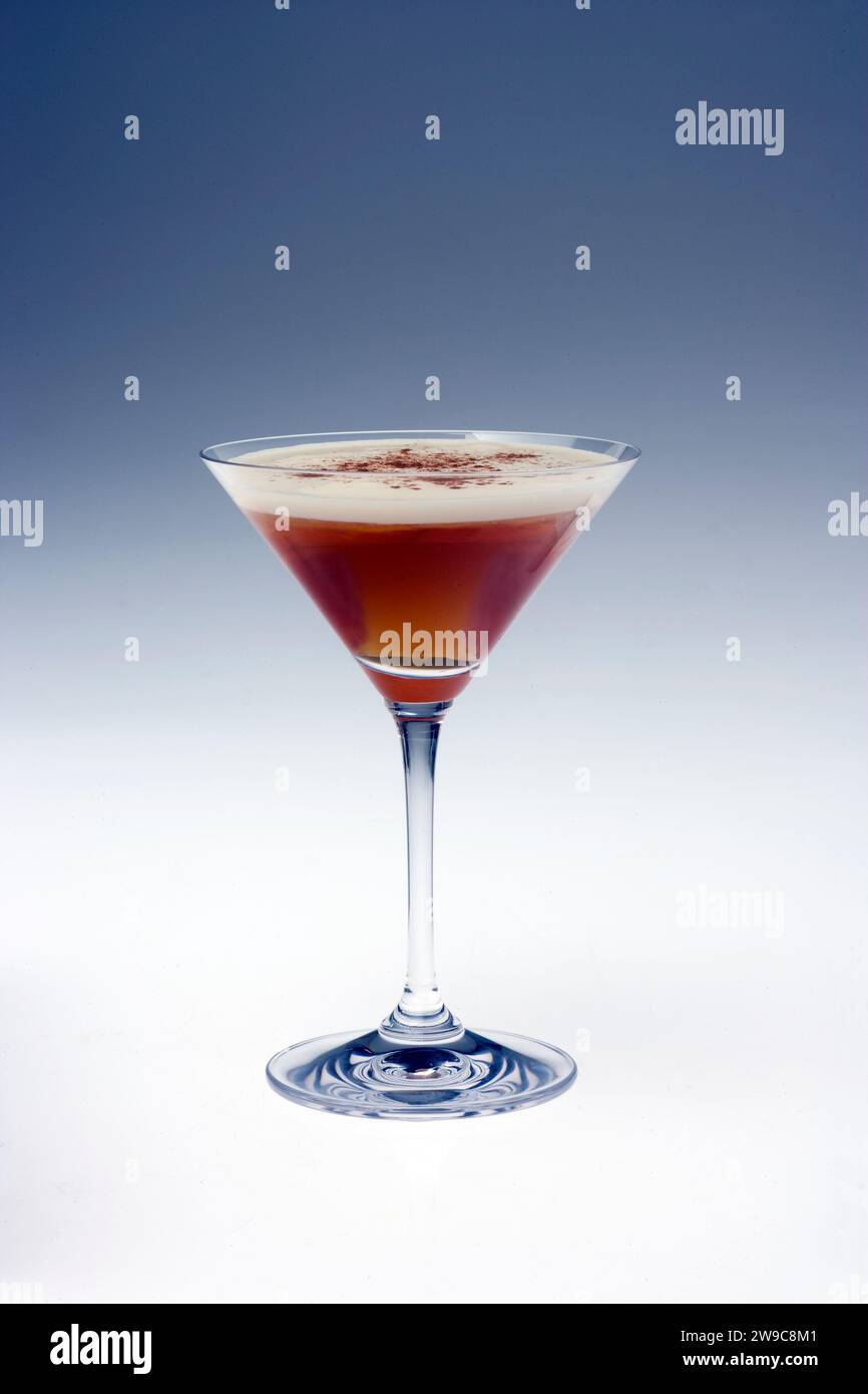 Ein Stillleben eines Schokoladen-Martinis in einem eleganten Martini-Glas, fotografiert auf einem schlichten Hintergrund Stockfoto