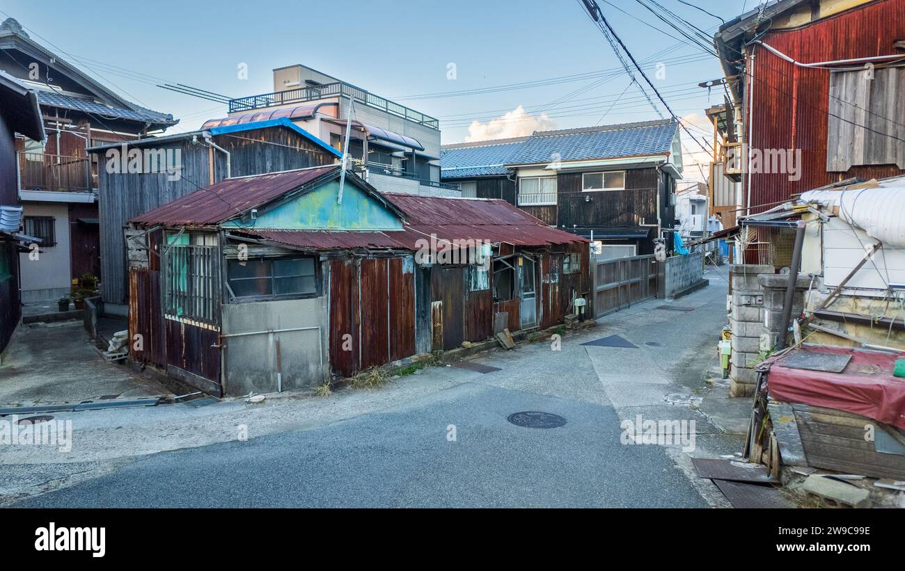 Altes Haus an der schmalen Straße in der japanischen Kleinstadt Iwaya Stockfoto