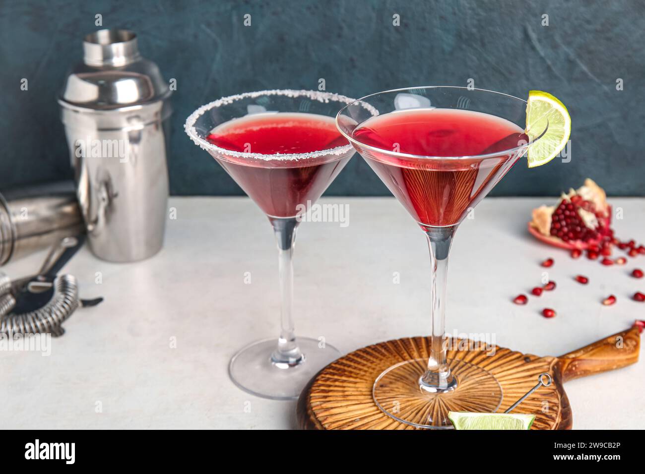 Gläser Cosmopolitan Cocktail mit Limette auf weißem Tisch Stockfoto