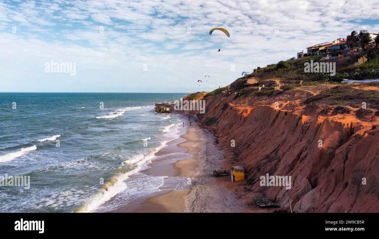 Die Tonklippe von Canoa Quebrada. Unglaublicher brasilianischer Strand Stockfoto