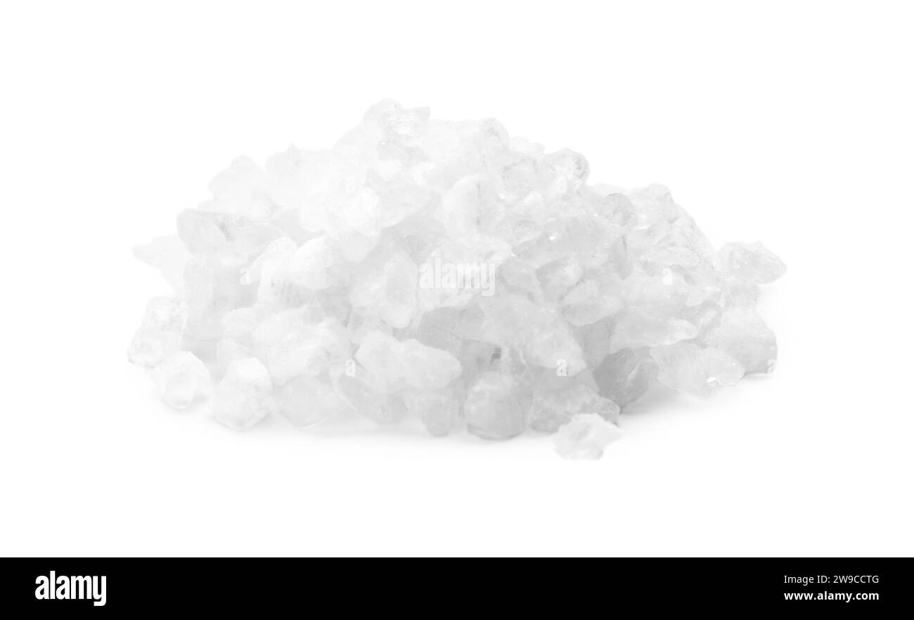 Haufen Meersalz isoliert auf weiß Stockfoto