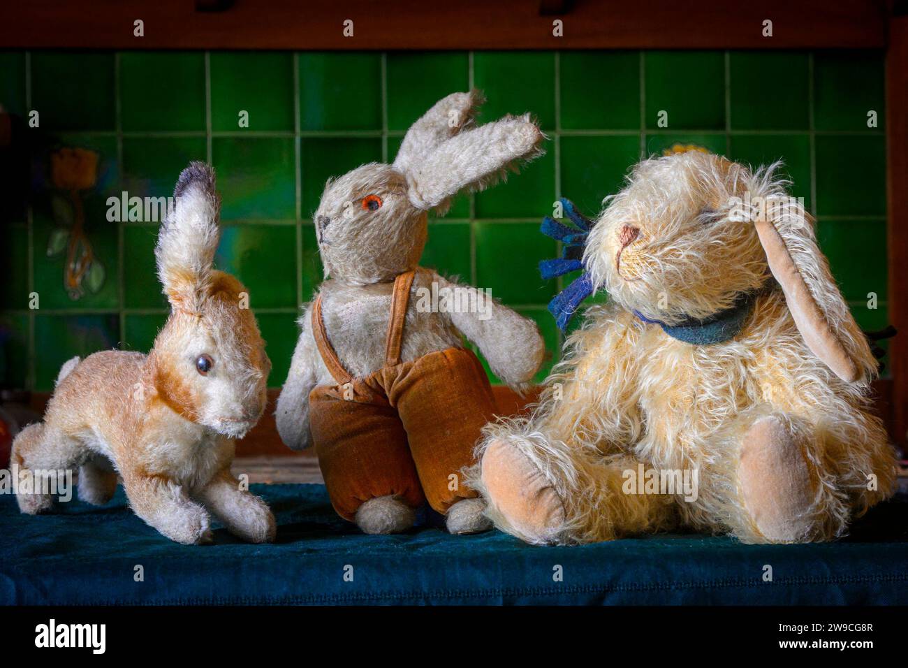 Drei Kaninchen, Steiff, Norah Wellings, Maria Girod, Puppenspielzeug mit Stoffbezug Stockfoto