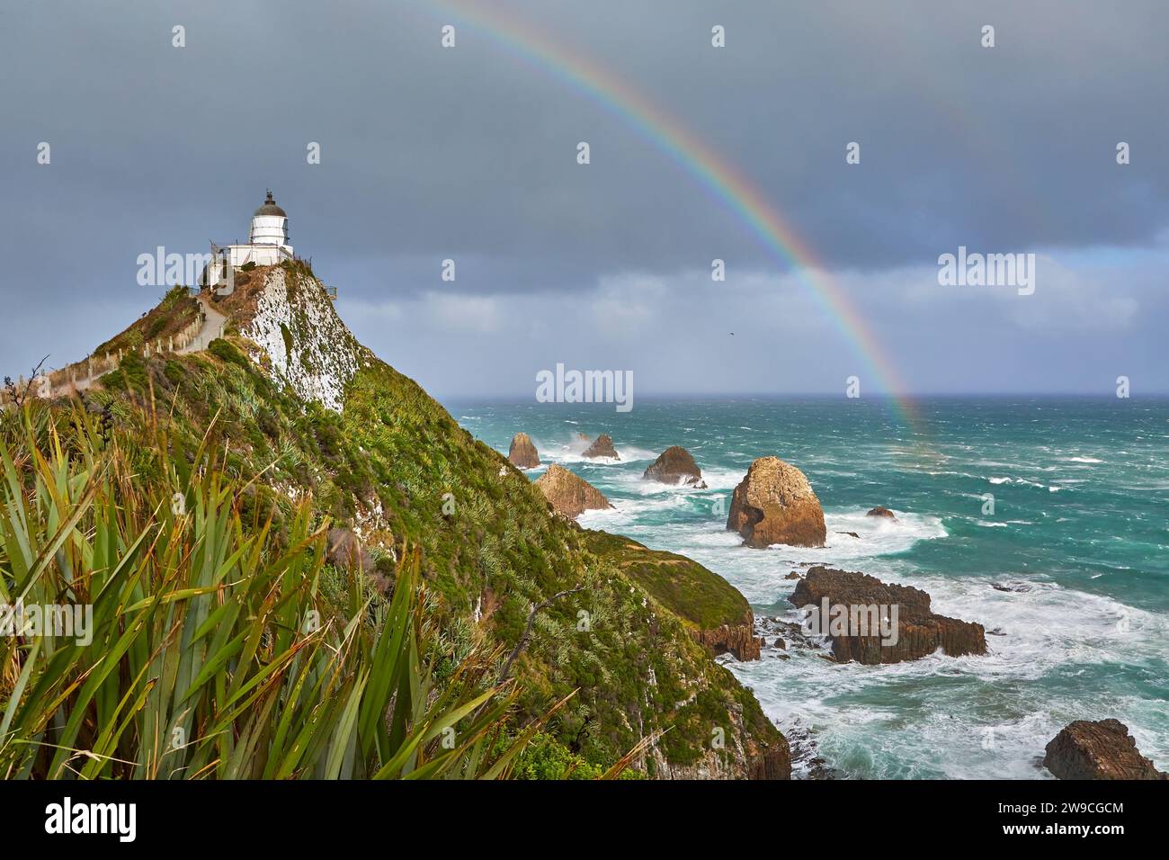 Küstenlandschaft mit Leuchtturm, Nugget Point, Neuseeland Stockfoto