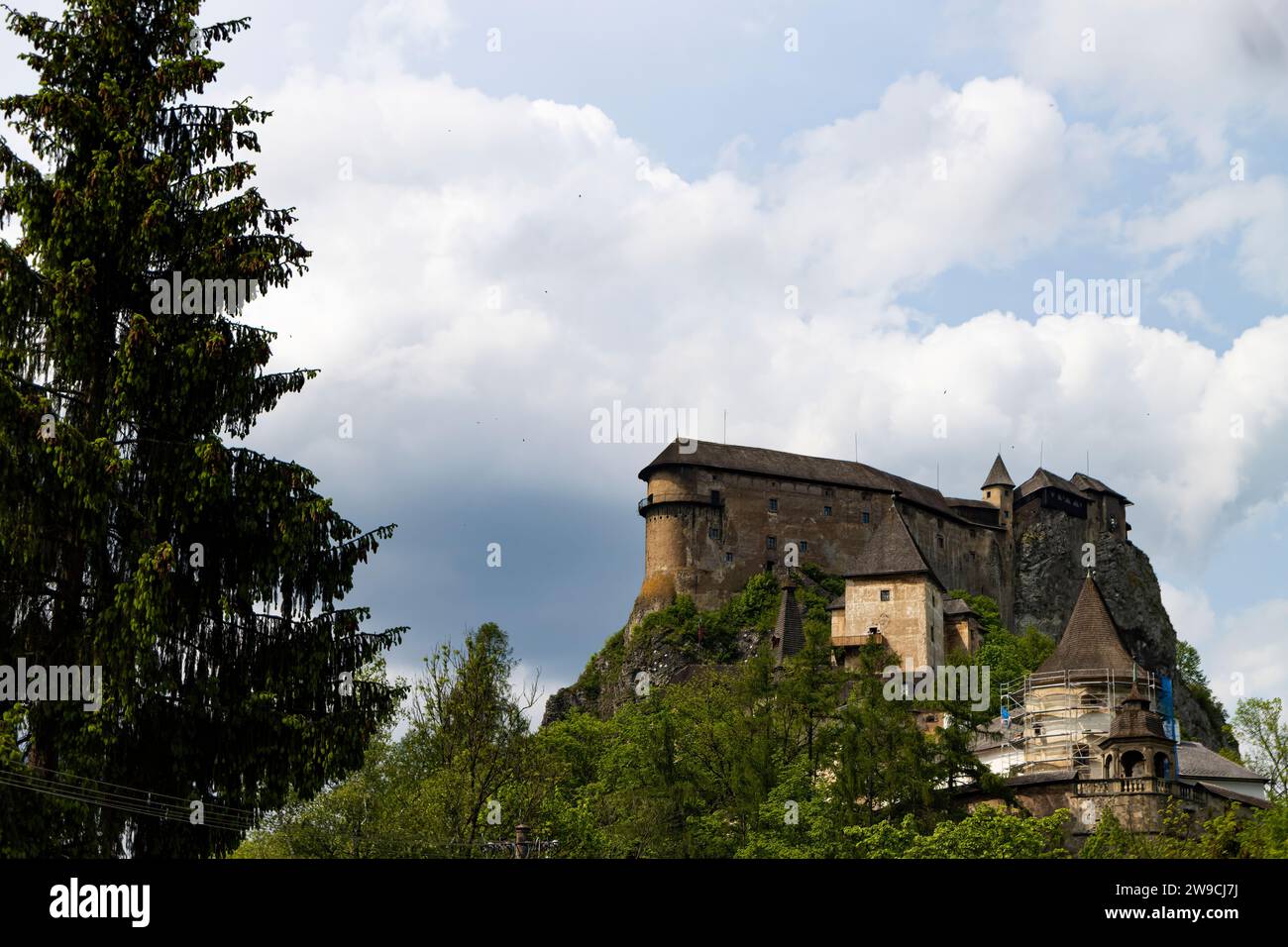 Außenansicht der Burg Orava (Slowakisch Oravský hrad); hier wurden viele Szenen des Films Nosferatu aus dem Jahr 1922 gedreht. Stockfoto