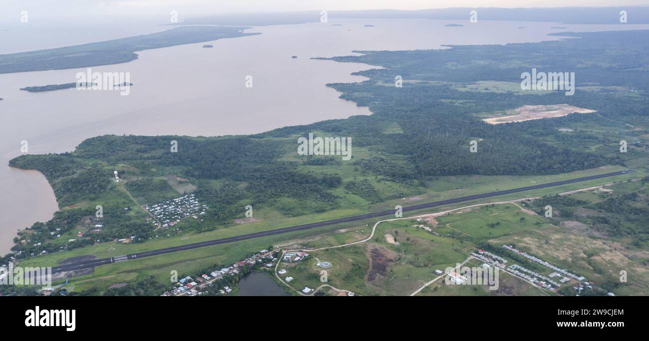 Blick auf die Start- und Landebahn des Flughafens auf die Drohne neben dem Wasser Stockfoto