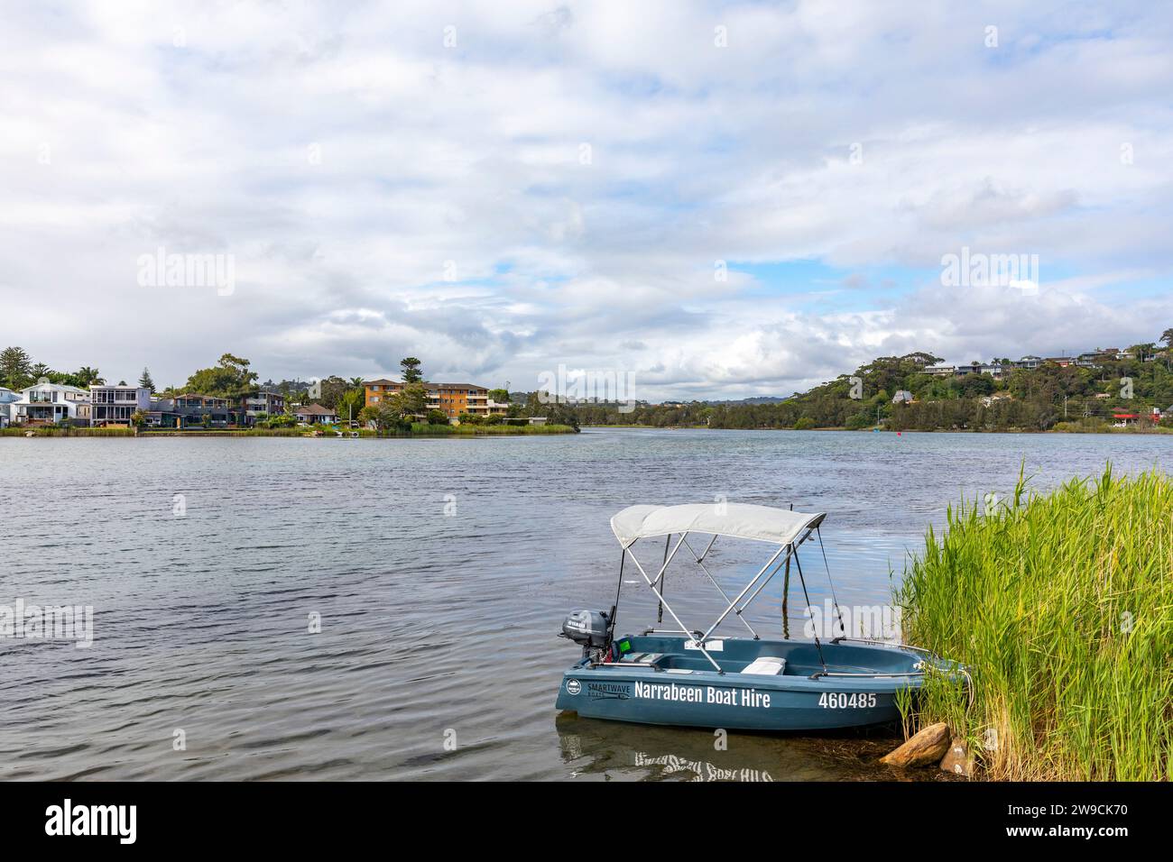 Narrabeen Lake in Sydney Australien mit einem kleinen Boot, das von der Öffentlichkeit gemietet werden kann, Sydney, NSW, Australien Stockfoto