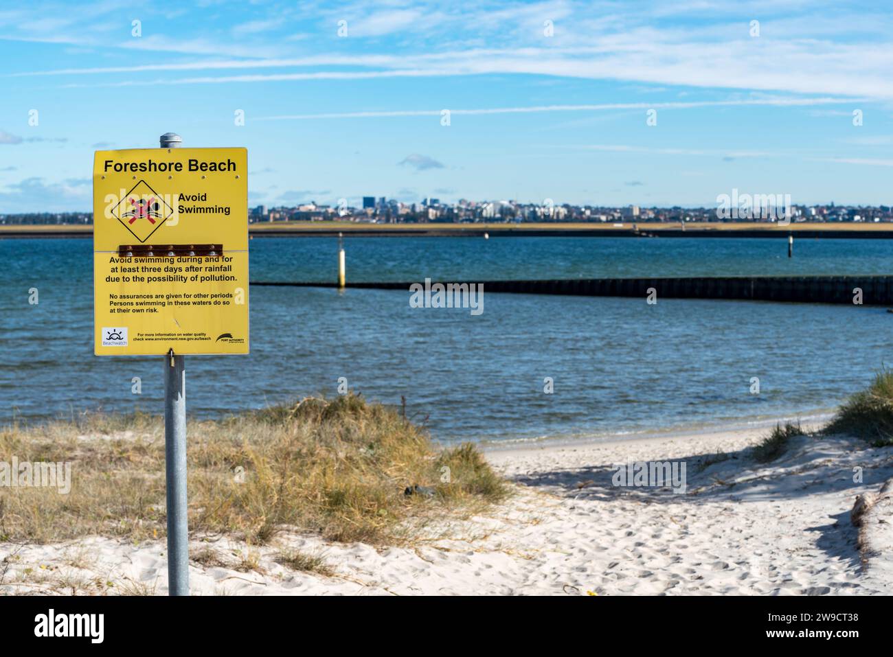 Ein Warnschild zur Wasserverschmutzung am Strand in der Nähe der Mündung des Mill Stream in Port Botany und Botany Bay in Sydney, New South Wales, Australien Stockfoto