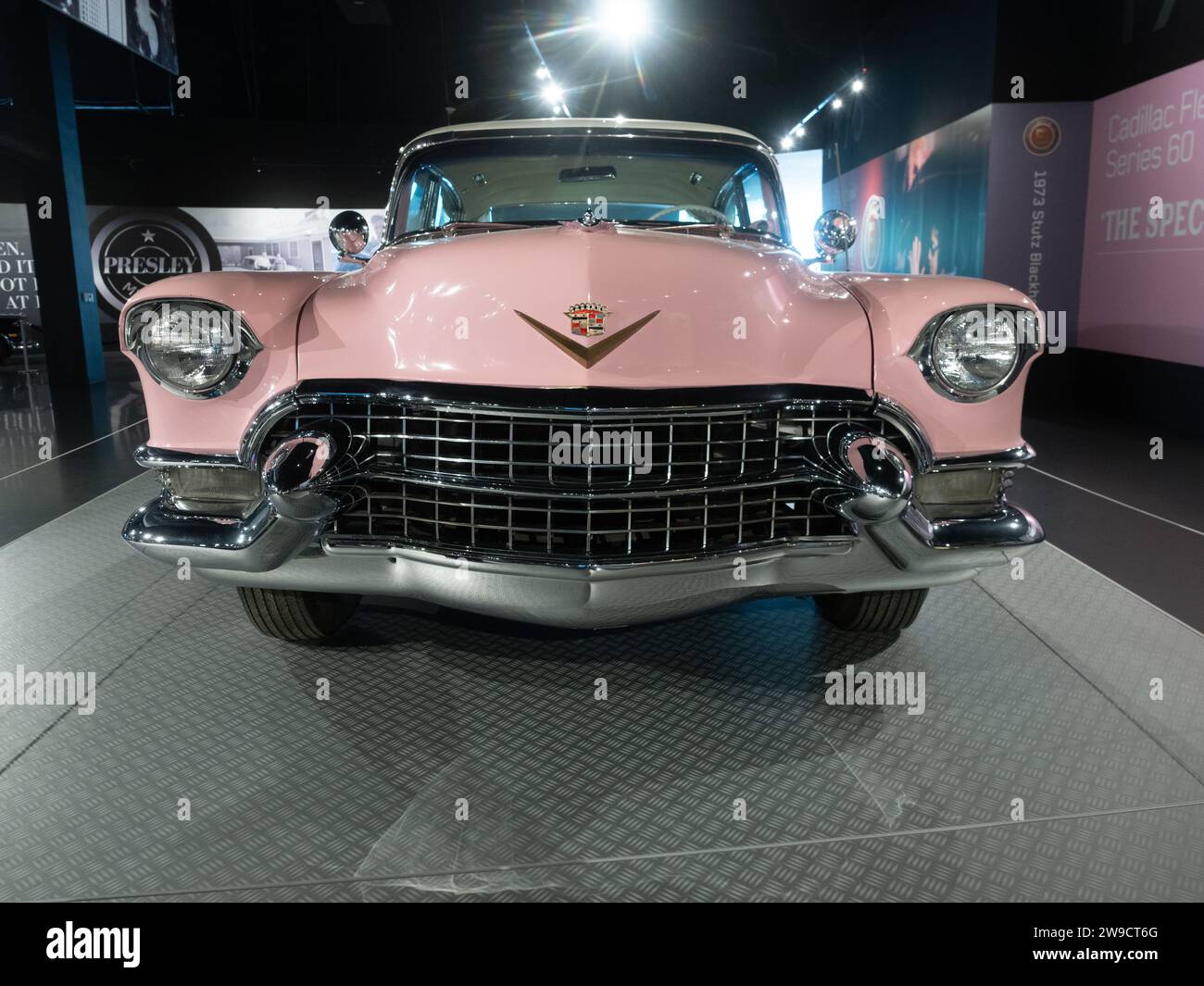 Nahaufnahme der Vorderseite von Elvis Presleys pinkfarbener Cadillac Fleetwood Series 60 im Graceland in Memphis, Tennessee. Stockfoto