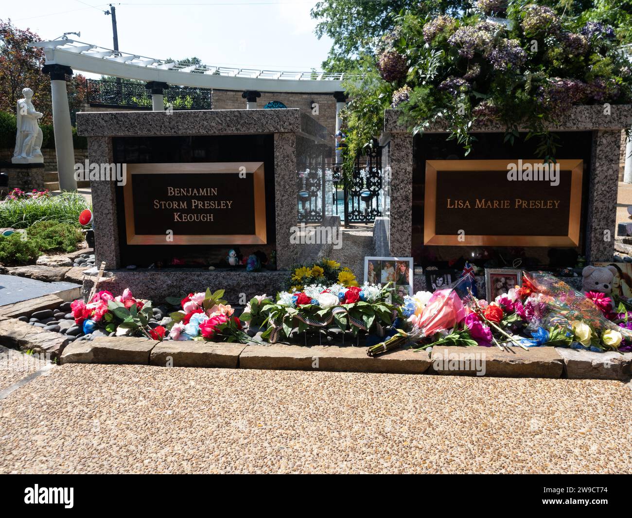 Gräber von Elvis Presleys Tochter und Enkel Lisa Marie Presley und Benjamin Storm Presley Keough wurden im Meditationsgarten in Graceland in begraben Stockfoto