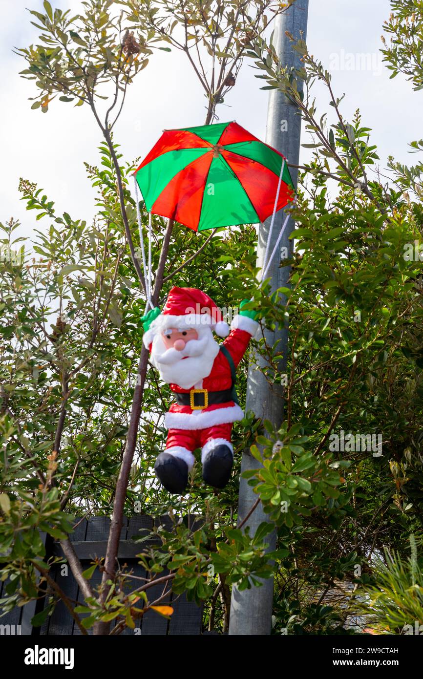 Weihnachtsdekoration mit einem Fallschirm in einem Garten in Sydney, NSW, Australien Stockfoto