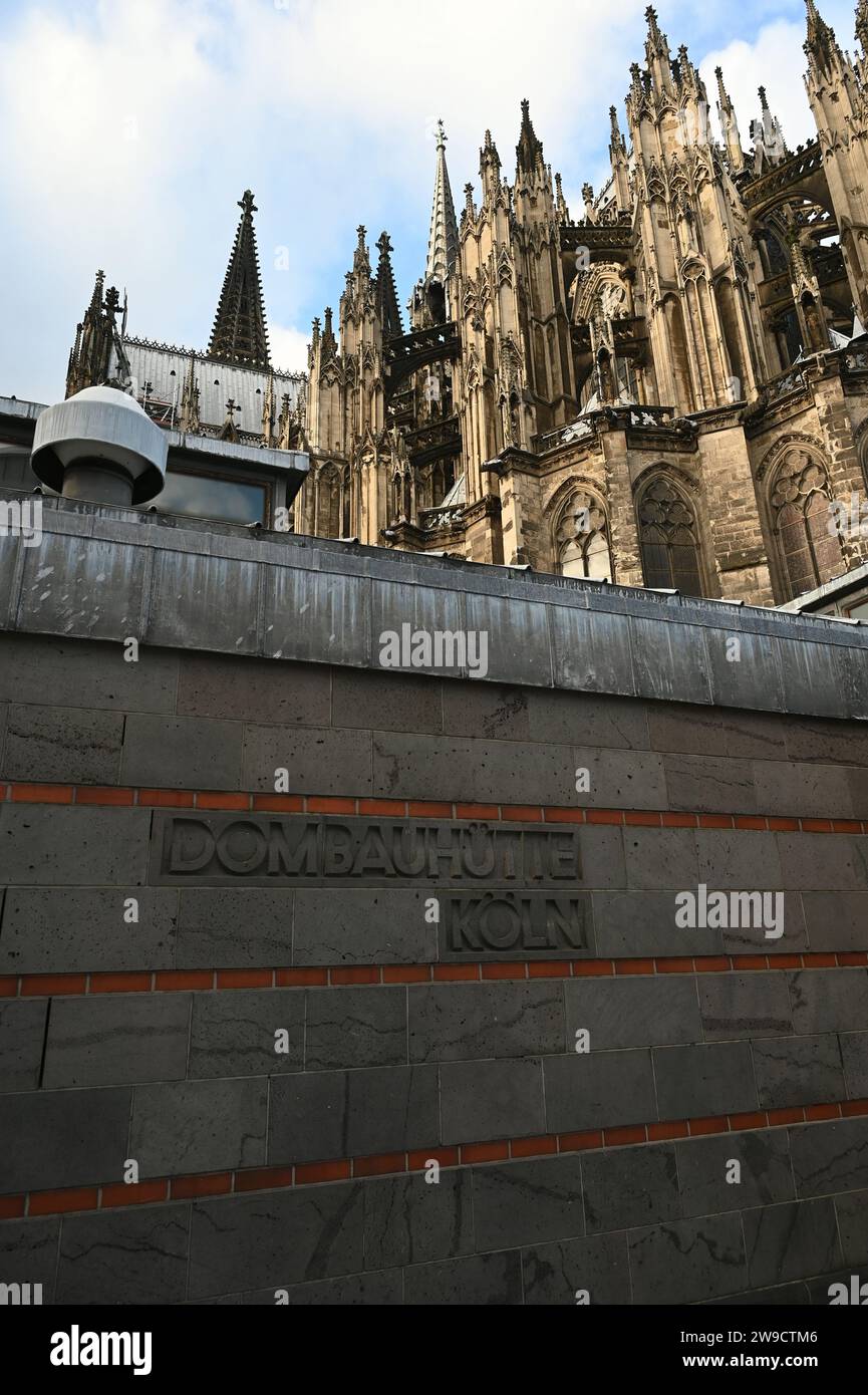 Köln, Deutschland. Dezember 2023. Dombauhütte Köln. Hier führen rund 100 Handwerker laufende Renovierungsarbeiten am Kölner Dom durch und erhalten damit das Gebäude. Quelle: Horst Galuschka/dpa/Alamy Live News Stockfoto