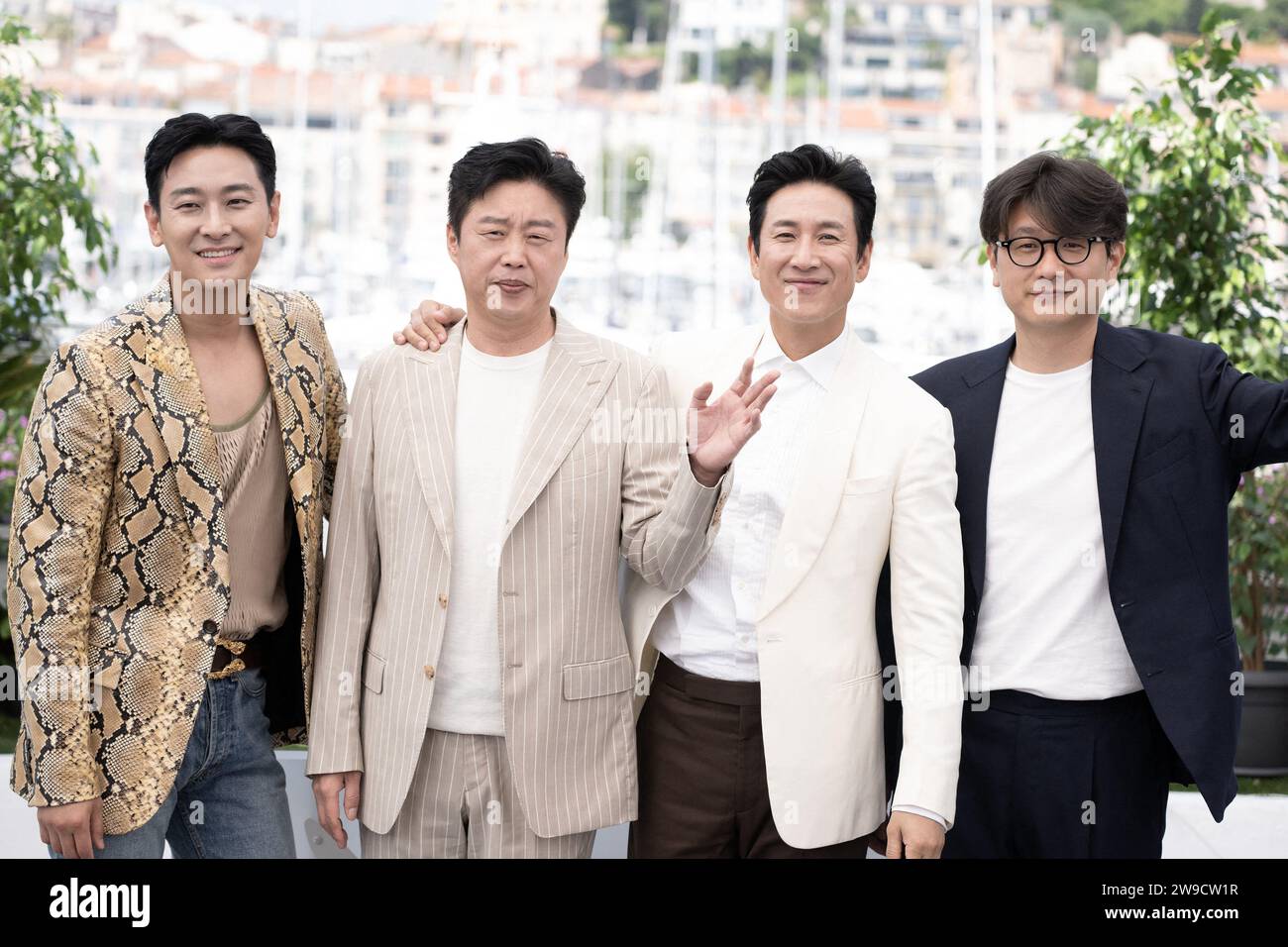 Dateifoto vom 22. Mai 2023 zeigt Ju Ji-hun, Kim Hee-won, Lee Sun-kyun und Regisseur Kim Tae-gon am Projekt Silence photocall beim 76. Jährlichen Filmfestival in Cannes im Palais des Festivals in Cannes, Frankreich. Der südkoreanische Schauspieler Lee Sun-kyun, der vor allem für seine Rolle in dem Oscar-prämierten Film Parasit bekannt ist, wurde laut Polizei tot aufgefunden. Der 48-jährige Schauspieler soll am Mittwoch in einem Auto in einem Park im Zentrum von Seoul bewusstlos aufgefunden worden sein. Es ist unklar, ob Lee sich das Leben genommen hat, aber die Polizei erhielt einen Bericht, dass er das Haus verlassen hatte, nachdem er eine Notiz geschrieben hatte. Foto: David Niviere/ABACAPR Stockfoto