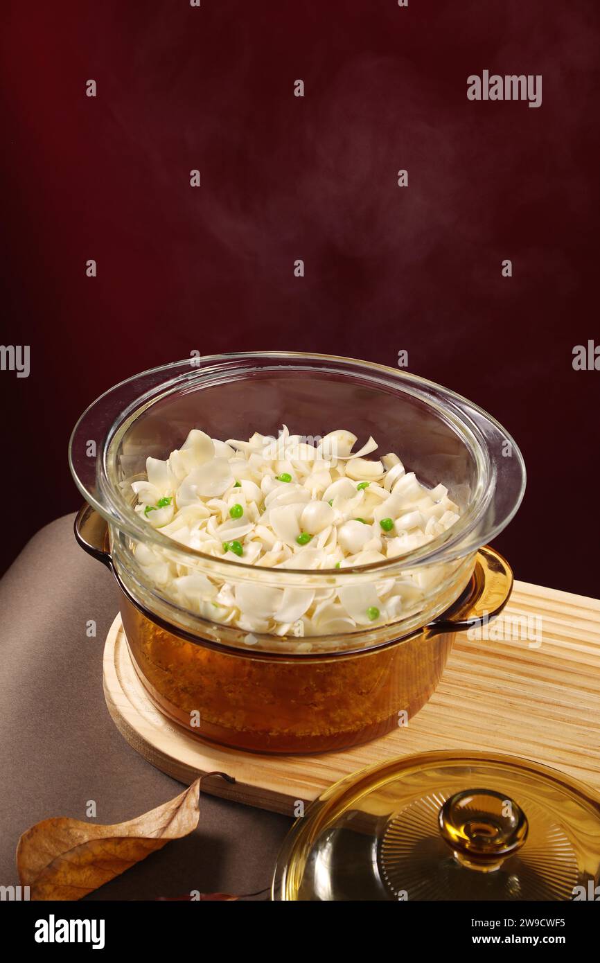 Gedämpfte Lily-Zwiebeln mit chinesischer Wolfbeere Stockfoto