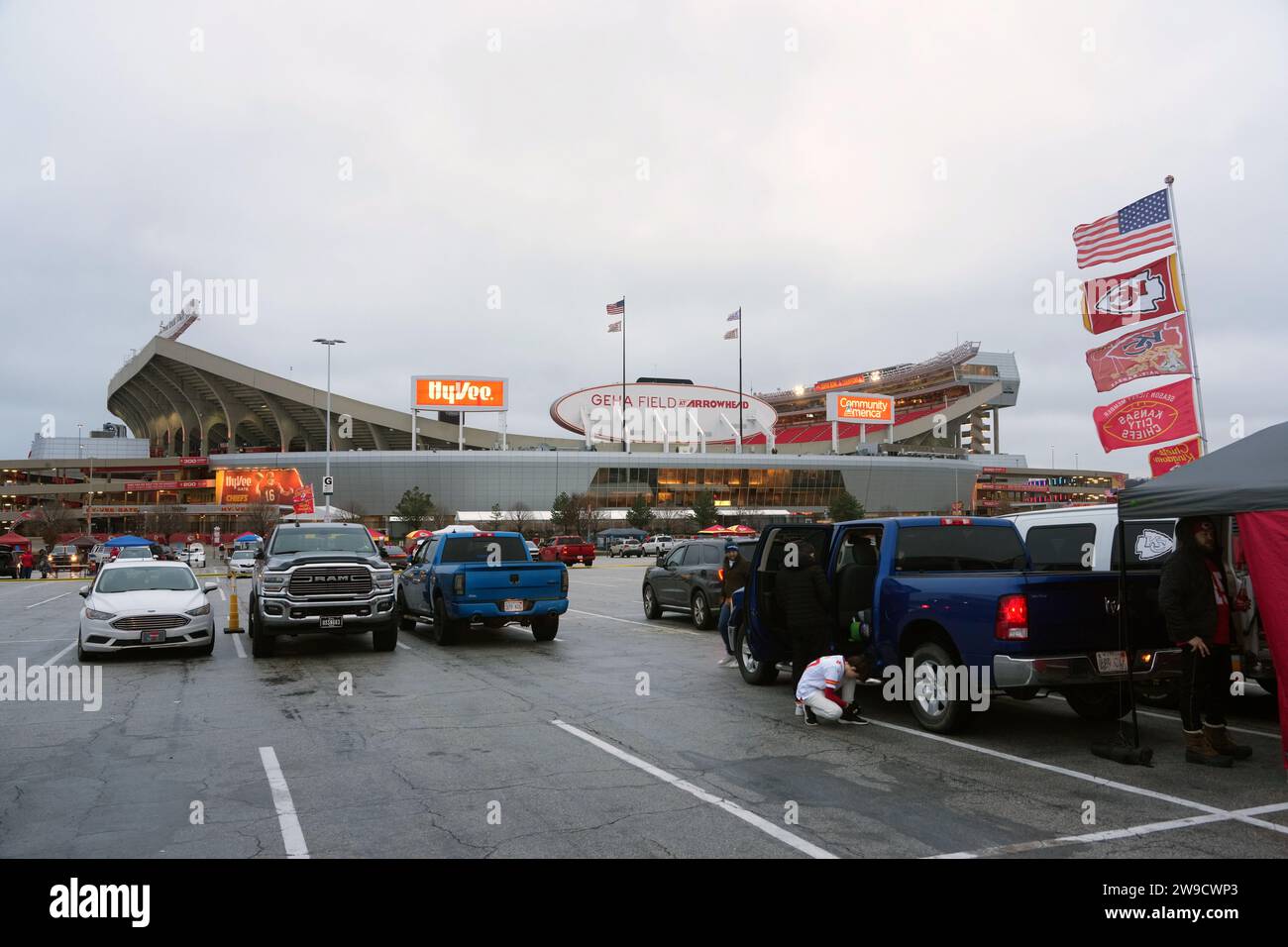 Die Heckklappe der Fans der Kansas City Chiefs auf dem Parkplatz des Arrowhead Stadions während eines NFL-Fußballspiels am Montag, 25. Dezember 2023, in Kansas City, Mo. Die Raiders besiegten die Chiefs mit 20:14. Stockfoto