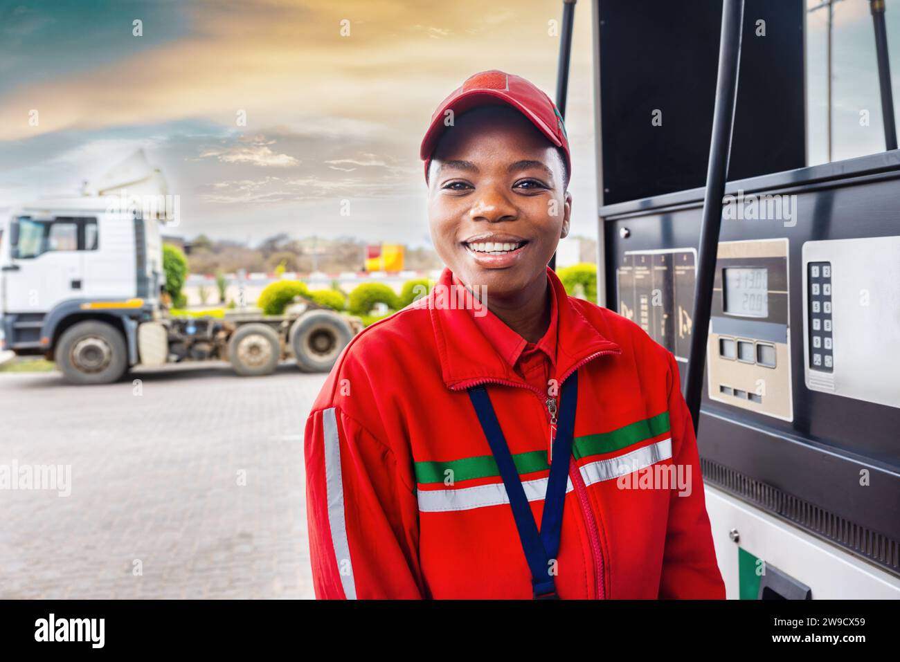 afroamerikanischer Benzinwächter betankt Auto an der Tankstelle, LKW im Hintergrund Stockfoto