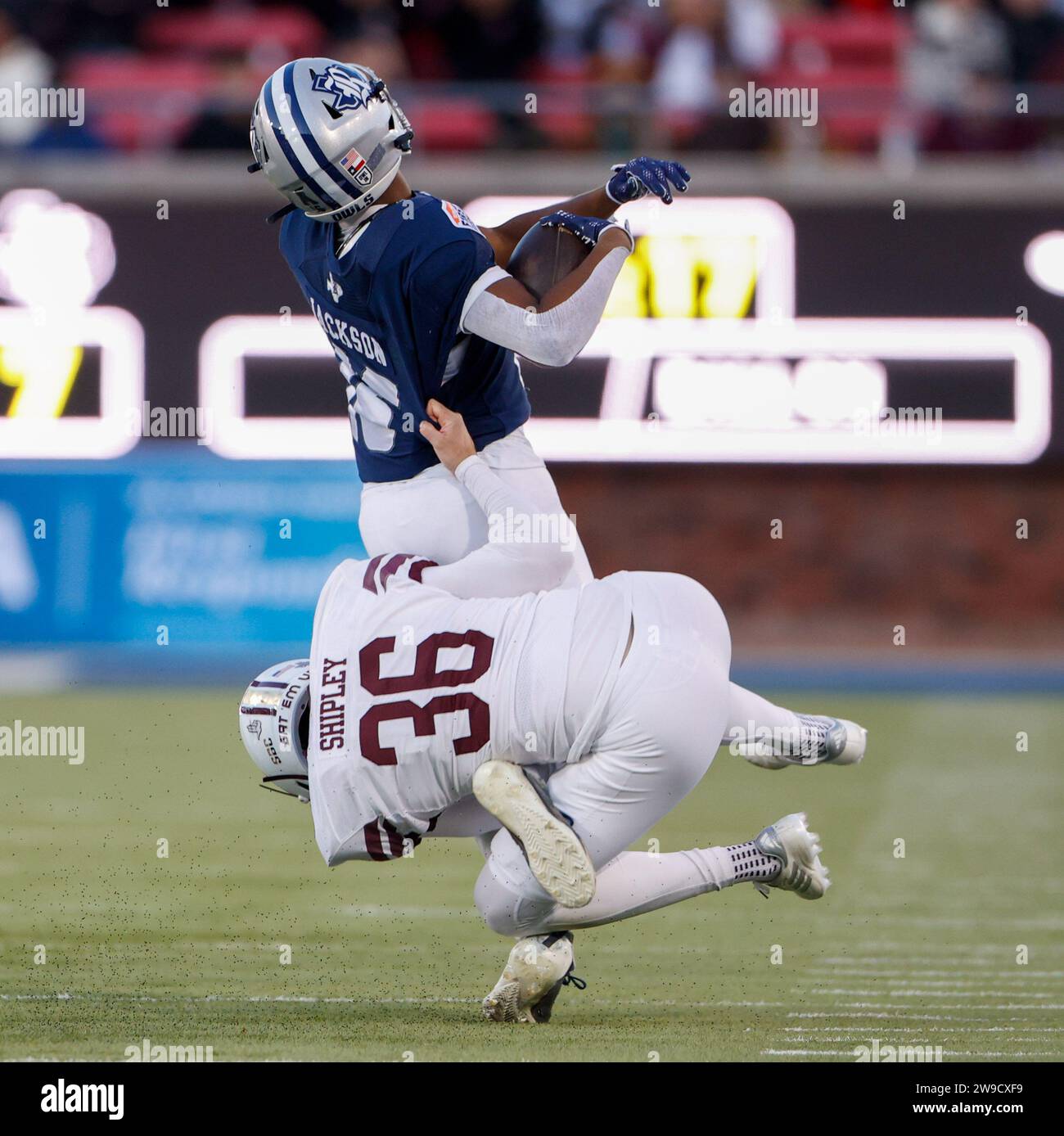 26. Dezember 2023: Der Texas State Place Kicker Mason Shipley (36) bekämpft Rice Running Back Quinton Jackson (16) während des SERVPRO First Responder Bowl-Spiels zwischen den Rice Owls und den Texas State Bobcats am 26. Dezember 2023 in Dallas. Mit dem ersten Auftritt in einem Bowl-Spiel gewann Texas State mit 45:21. (Kreditbild: © Scott Coleman/ZUMA Press Wire) NUR REDAKTIONELLE VERWENDUNG! Nicht für kommerzielle ZWECKE! Stockfoto