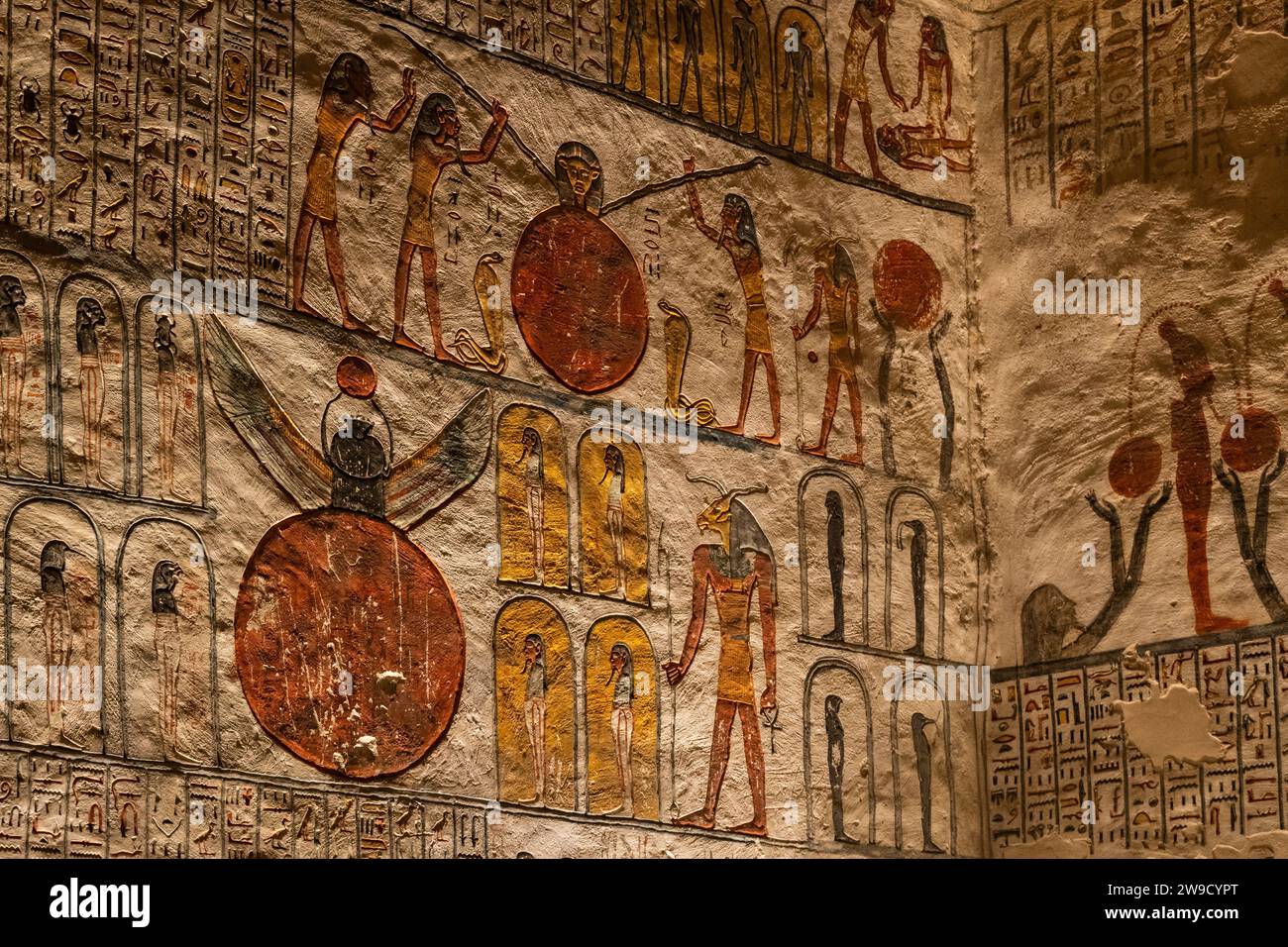 Luxor, Ägypten – 25. November 2023: Hieroglyphen und Wandmalereien schmücken das Innere des Grabes von Ramsses V. und VI. Im Tal der Könige in Luxor in Ägypten Stockfoto