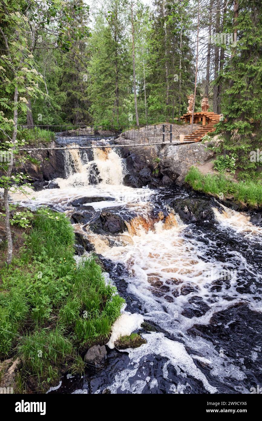 Wasserfall in einem Wald an einem Sommertag, Ruskeala, Karelien, Russland. Natürliches vertikales Foto Stockfoto