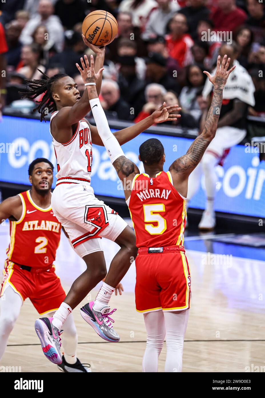 Chicago, USA. Dezember 2023. Ayo Dosunmu (C) der Chicago Bulls geht am 26. Dezember 2023 im NBA-Spiel zwischen den Atlanta Hawks und den Chicago Bulls in Chicago in den Warenkorb. Quelle: Joel Lerner/Xinhua/Alamy Live News Stockfoto