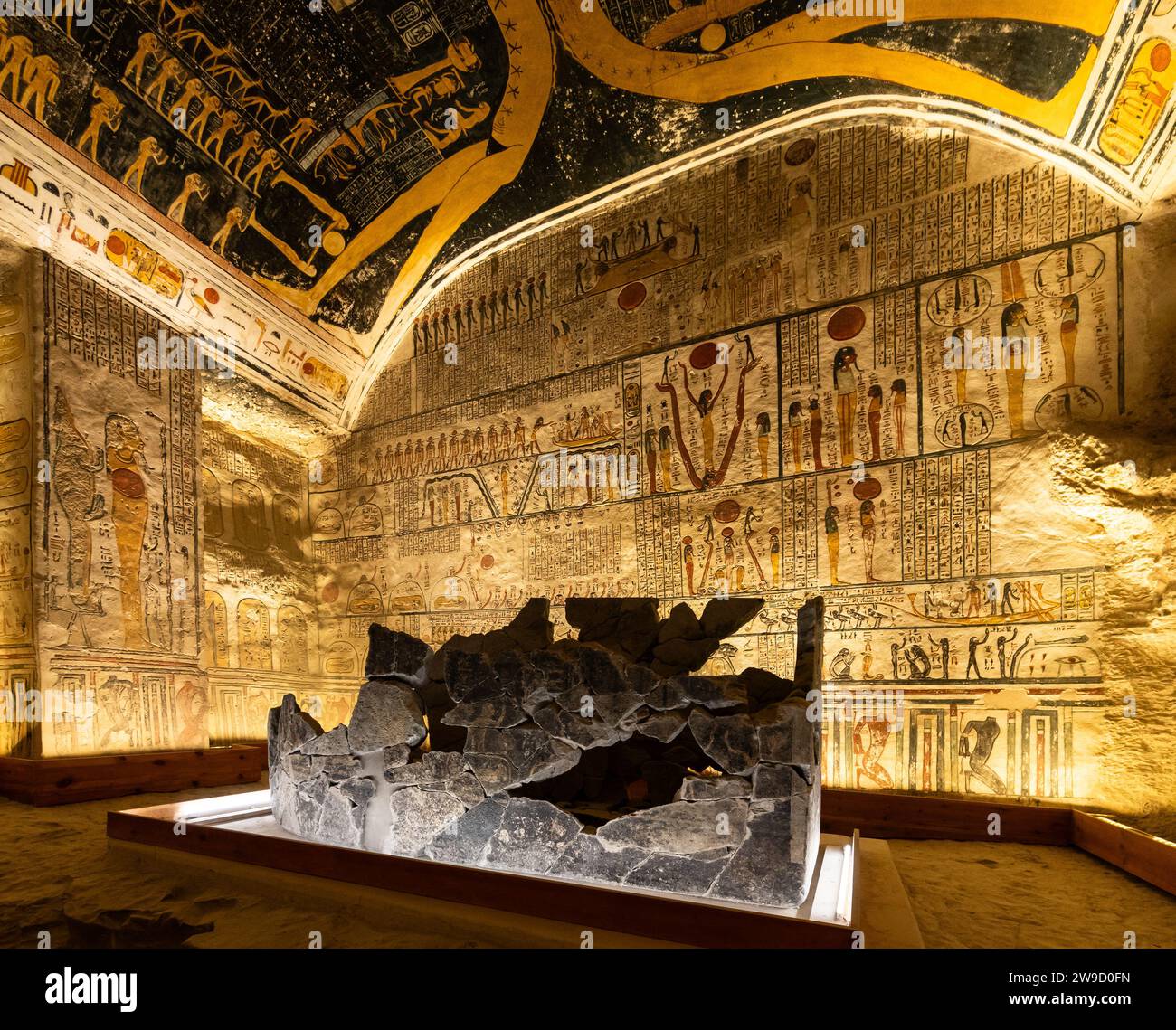 Luxor, Ägypten – 25. November 2023: Grabkammer im Grab von Ramsses V. und VI. Im Tal der Könige in Luxor in Ägypten Stockfoto