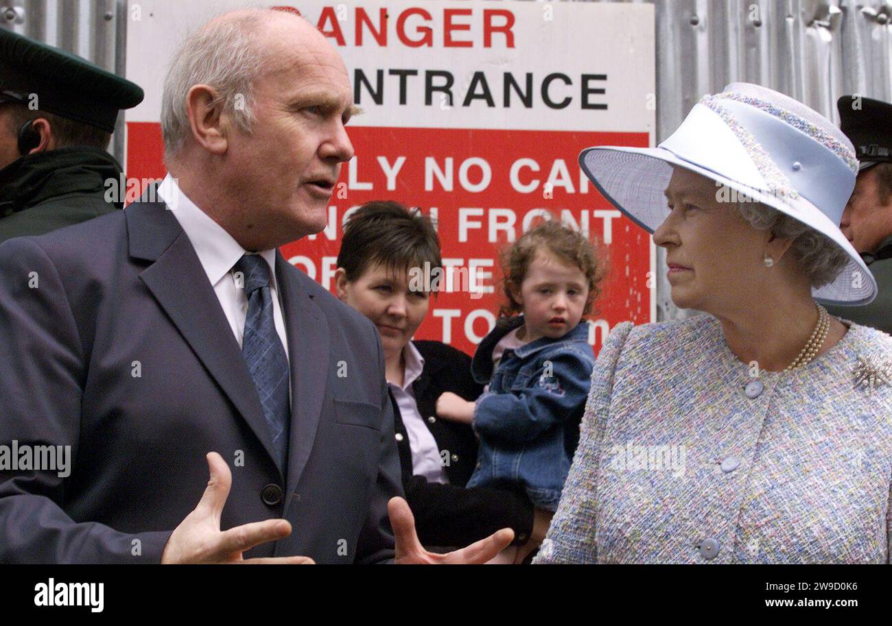 Das Aktenfoto des nordirischen Sekretärs Dr. John Reid vom 5/2002 zeigt Königin Elizabeth II. Den Ort des Bombenanschlags auf Omagh während eines Besuchs der Stadt County Tyrone. Ein britischer Beamter äußerte Bedenken, dass die irische Präsidentin Mary McAleese an einer Gedenkfeier für die Opfer des Bombenanschlags von Omagh teilnehmen würde, als Königin Elisabeth II. Nicht anwesend war. 29 Menschen, darunter eine Frau, die mit Zwillingen schwanger war, wurden 1998 bei der Explosion einer Autobombe in der Stadt Co Tyrone getötet. Ausgabedatum: Mittwoch, 27. Dezember 2023. Stockfoto