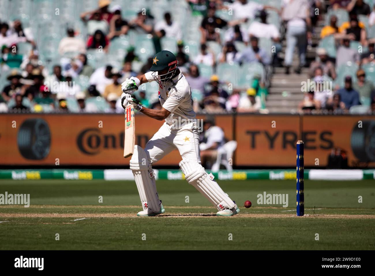 Melbourne, Australien, 27. Dezember 2023. Shan Masood of Pakistan schlägt am 27. Dezember 2023 im Melbourne Cricket Ground in Melbourne, Australien, das Spiel am 2. Tag des Boxing Day Test – Day 2 zwischen Australien und Pakistan. Quelle: Dave Hewison/Speed Media/Alamy Live News Stockfoto