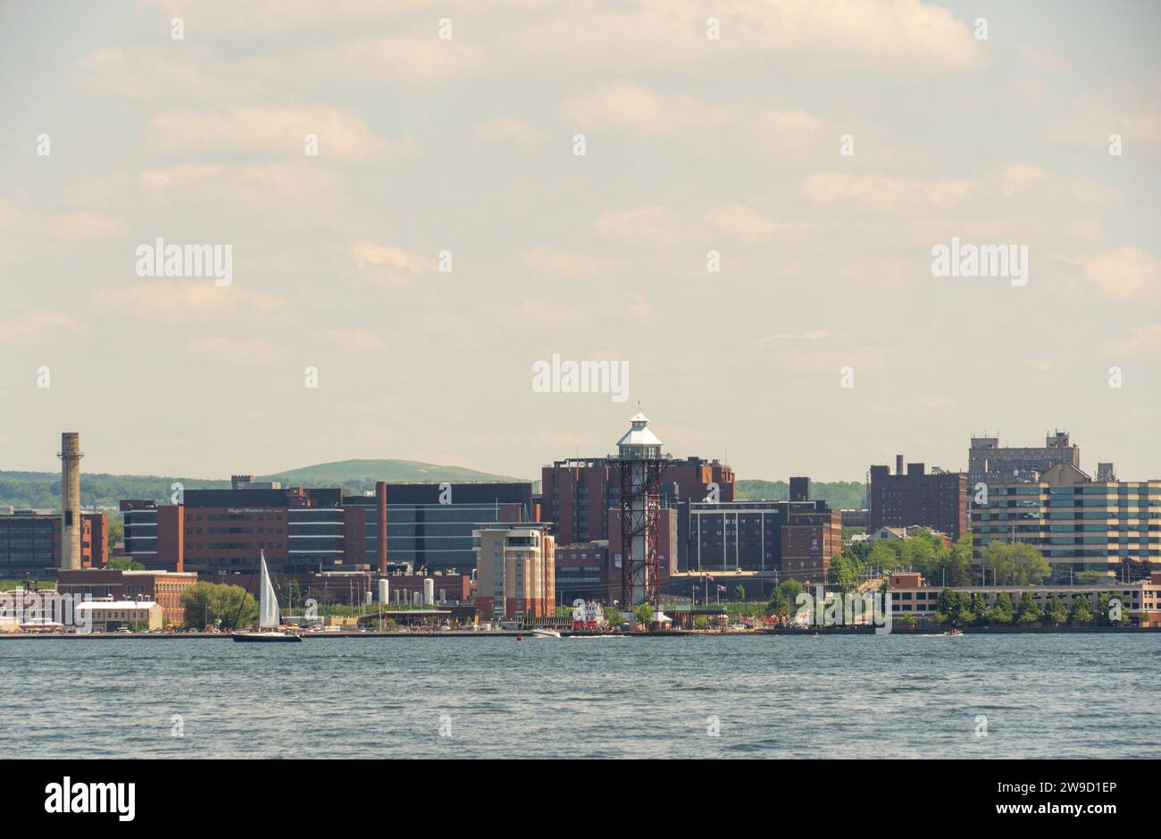 Die Skyline von Erie vom zweihundertjährigen Turm aus gesehen an einem Sommertag Stockfoto