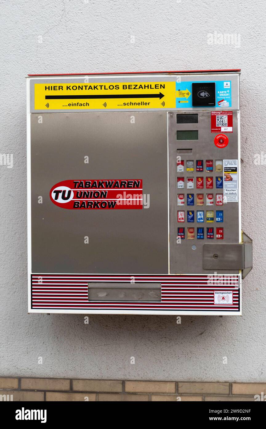 Ein Zigarettenautomat ist ein Verkaufsautomat für Zigaretten. Zigarettenautomaten sind im öffentlichen Raum oder in Gaststätten aufgestellt. Symbolfoto, Themenfoto Enzen, 26.12.2023 *** Ein Zigarettenautomat ist ein Zigarettenautomat Zigarettenautomat in öffentlichen Räumen oder in Restaurants aufgestellt Symbol Foto, Themenfoto Enzen, 26 12 2023 Foto:XB.xSchubertx/xFuturexImagex zigarettenautomat 3201 Stockfoto