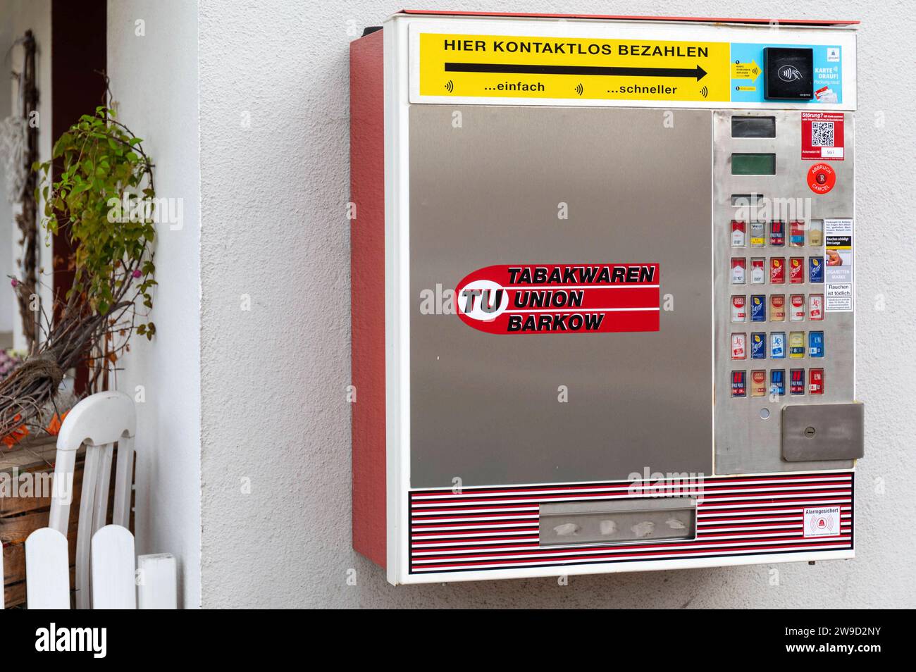 Ein Zigarettenautomat ist ein Verkaufsautomat für Zigaretten. Zigarettenautomaten sind im öffentlichen Raum oder in Gaststätten aufgestellt. Symbolfoto, Themenfoto Enzen, 26.12.2023 *** Ein Zigarettenautomat ist ein Zigarettenautomat Zigarettenautomat in öffentlichen Räumen oder in Restaurants aufgestellt Symbol Foto, Themenfoto Enzen, 26 12 2023 Foto:XB.xSchubertx/xFuturexImagex zigarettenautomat 3202 Stockfoto