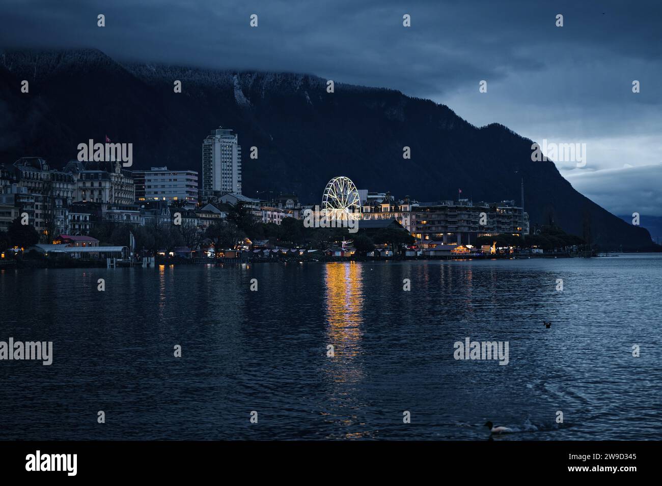 Ein abendliches Stadtbild von Montreux, Schweiz vom Meer aus. Stockfoto