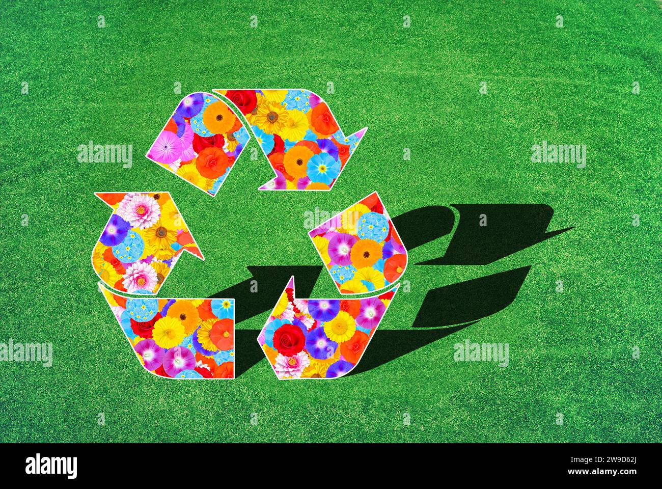 Das internationale Symbol für Recycling, Wiederverwendung, mit Blumenmuster von vielen verschiedenen Blumen und Farben, Symbol für Naturschutz, Umwelt Stockfoto