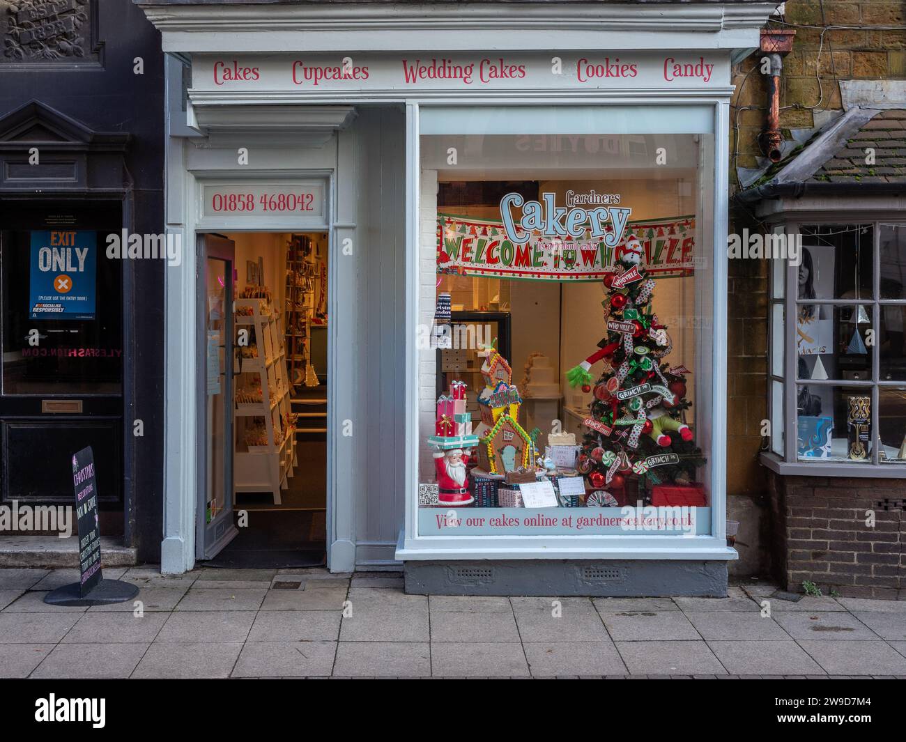 Dekoriertes Fenster zu Weihnachten, Gardners Cakery, eine Konditorei, in Market Harborough, Leicestershire, UK Stockfoto