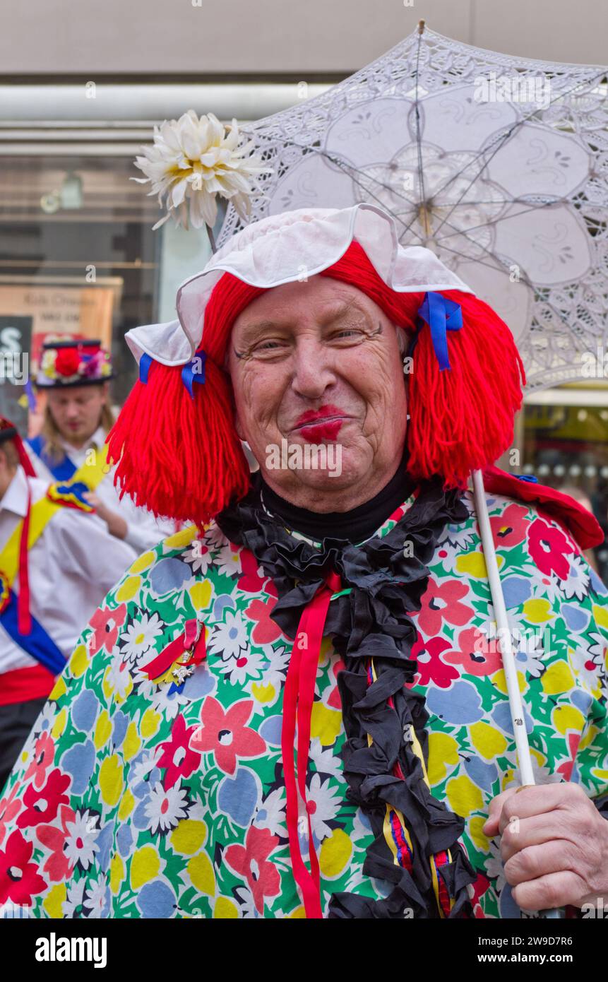 Mann als Frau gekleidet, Mitglied der Moulton Morris Men, bei einer Weihnachts-Spendenaktion in Northampton, Großbritannien Stockfoto