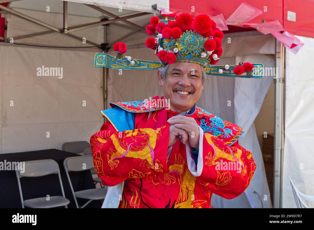 Chinesisches Neujahrsfest 2015, Jahr der Schafe, Marktplatz, Northampton, Großbritannien; Mann in traditioneller chinesischer Tracht Stockfoto