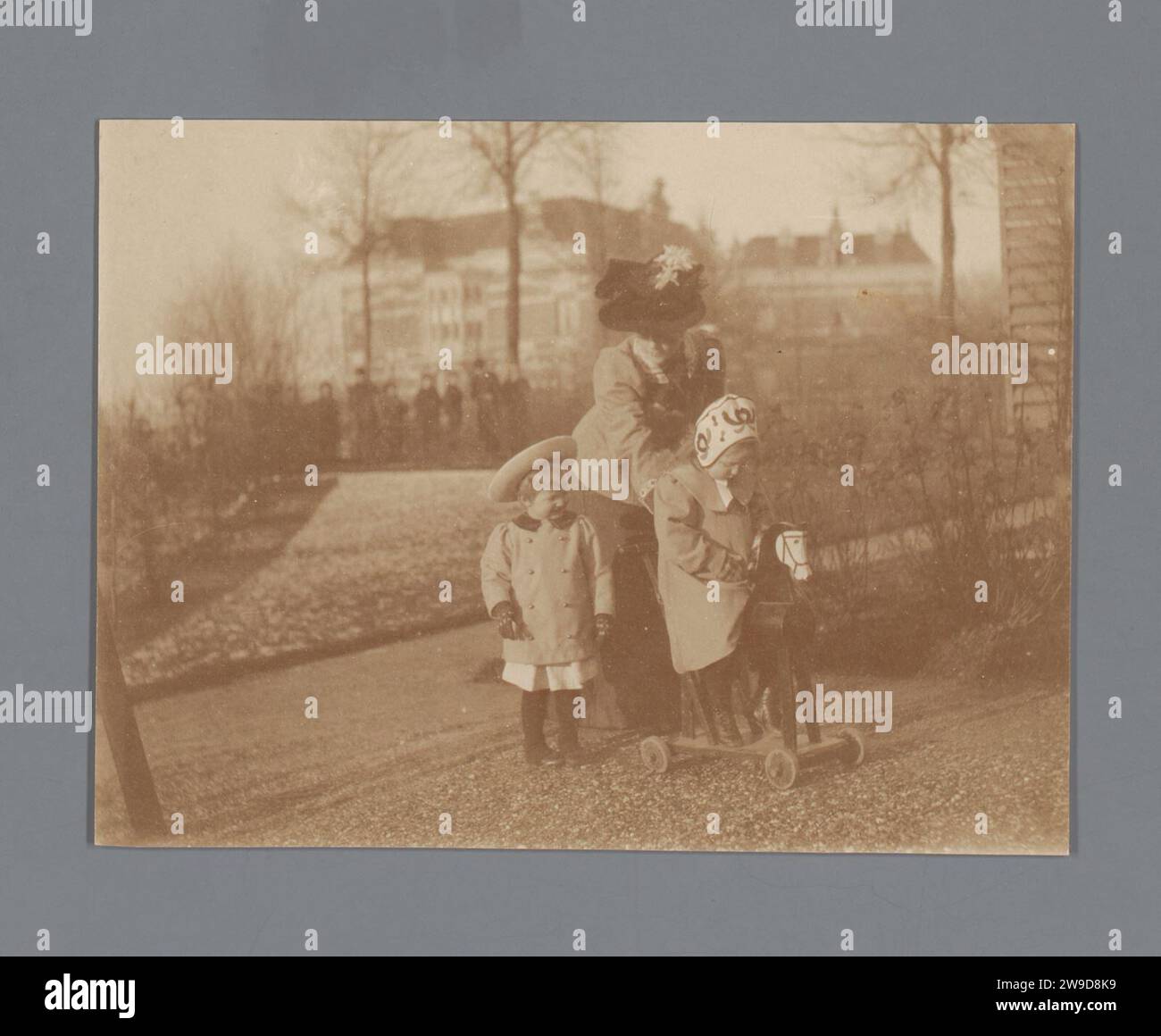 Jennigje Hendrika Jacoba Jonker spaziert mit zwei Kindern auf der Straße, Johannes Diderik van der Waals (1873-1971) (zugeschrieben), 1906 - 1907 Foto Groningen fotografische Unterstützung historischer Personen. Hobbypferd. Kind Groningen Stockfoto