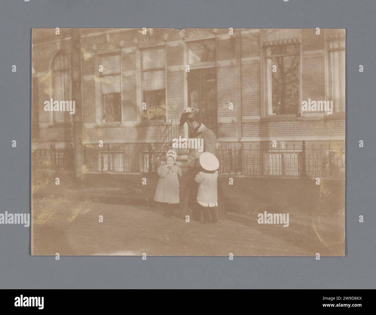 Jennigje Hendrika Jacoba Jonker spaziert mit zwei Kindern auf der Straße, Johannes Diderik van der Waals (1873-1971) (zugeschrieben), 1906 - 1907 Foto Groningen fotografische Unterstützung historischer Personen. Straße Groningen Stockfoto