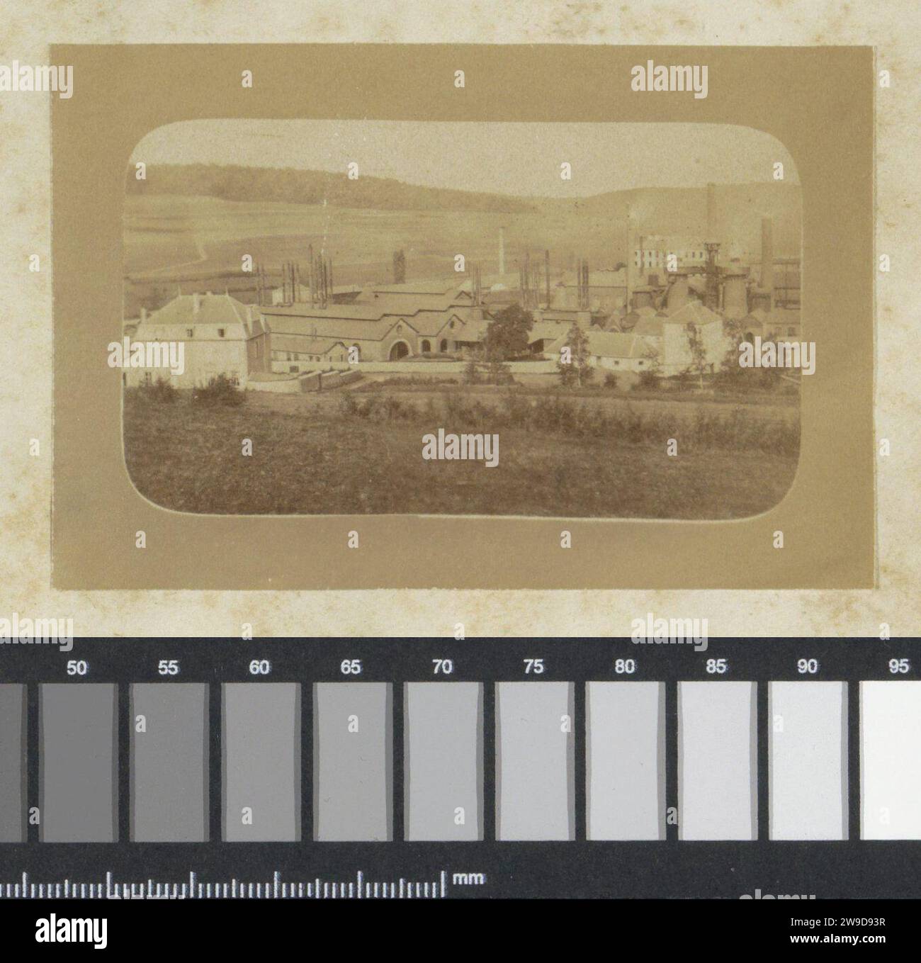 Ansicht eines Fabrikkomplexes mit Villa, vermutlich in Frankreich, Anonym, um 1883 - 1886 Foto Teil des Albums eines französischen Amateurfotografen mit Aufnahmen von Familie, Soldaten, Industrie, Landschaften und Sehenswürdigkeiten in Frankreich. Frankreich Fotounterstützung Albumendruck Fabrikgebäude. Industries Frankreich Stockfoto