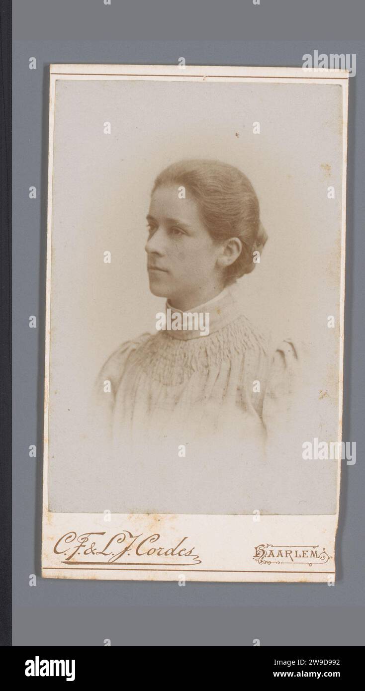 Porträt von Charlotte Hooykaas van der Linden, Gebroeders Cordes, 1881 - 1901 Fotografie. Visitenkarte Haarlem Karton. Fotografische Unterstützung historischer Personen Haarlem Stockfoto