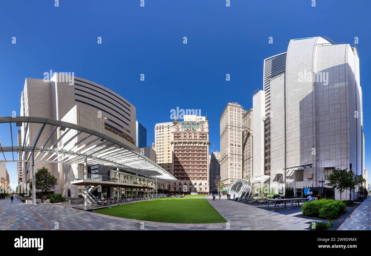 Dallas, USA - 6. November 2023: Blick auf die Skyline von Dallas im historischen Westend-Viertel. Stockfoto