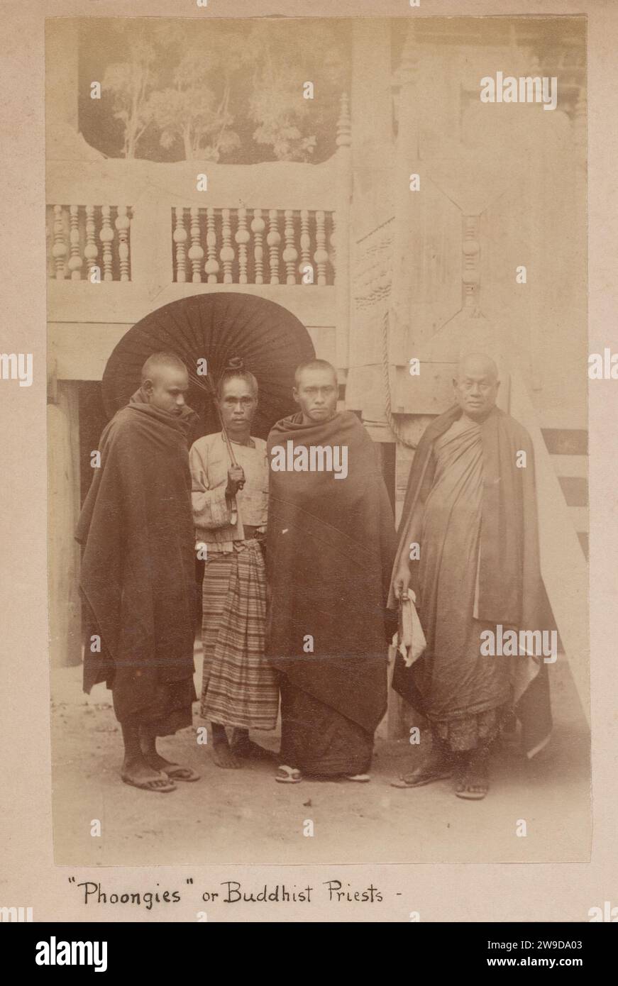 Porträt buddhistischer Priester, Myanmar, um 1870 - um 1900 Foto Porträt von vier buddhistischen Priestern, Union of Myanmar (früher: Birma) [?]. Myanmar-Papier. Albumendruck aus Pappe Stockfoto